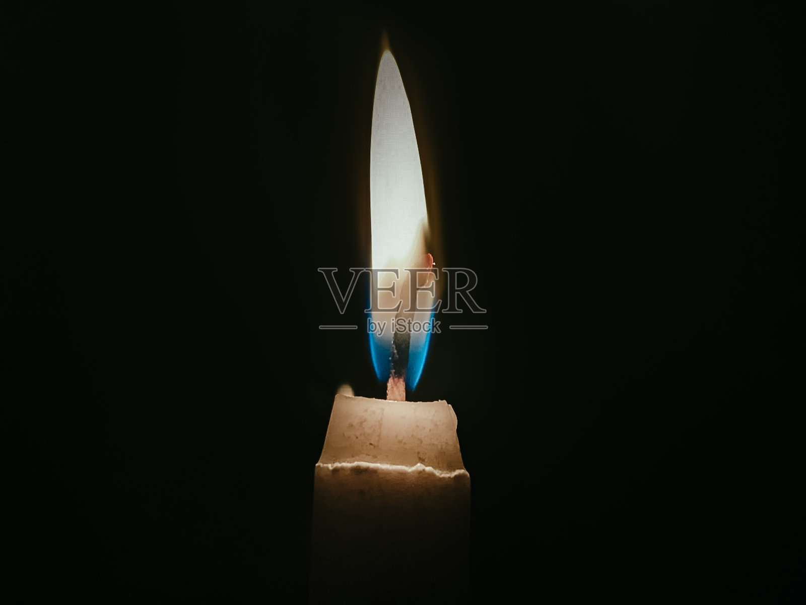 蜡烛在黑暗的房间里燃烧照片摄影图片