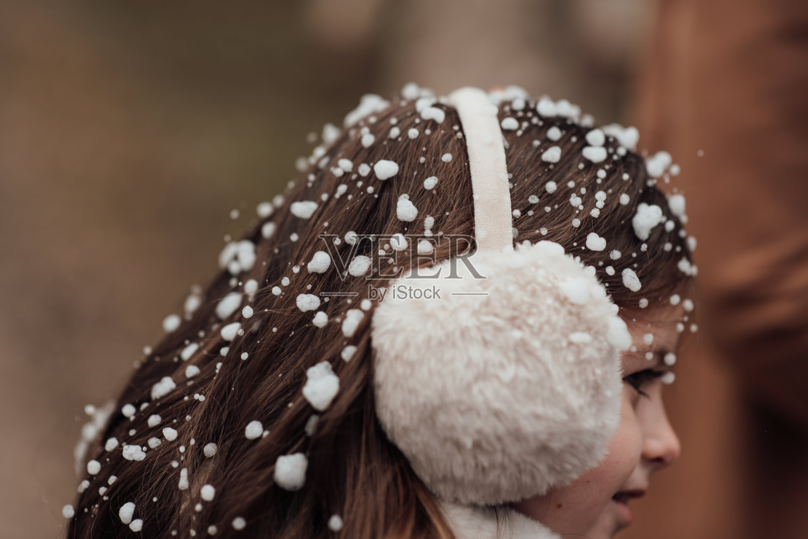 冬日圣诞节，小女孩在户外的第一场雪中欢欣鼓舞照片摄影图片