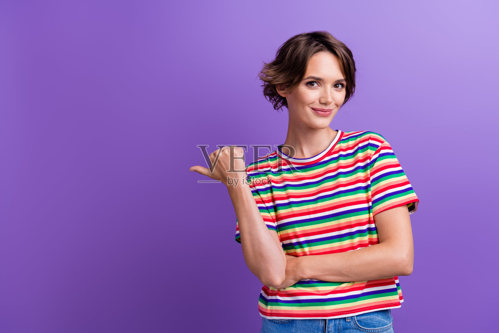 迷人迷人的女士的肖像，指空空白的模型空间广告，广告孤立的紫色背景照片摄影图片