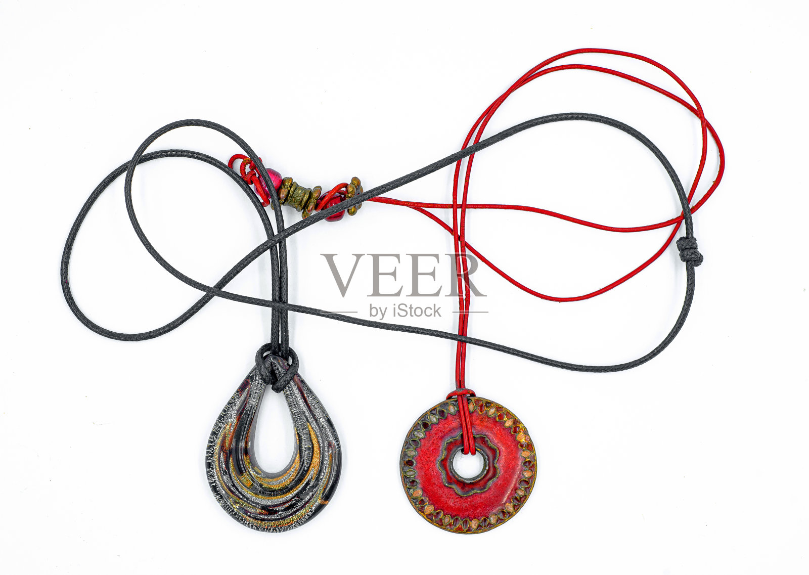 两个吊坠一个是玻璃做的，另一个是粘土做的照片摄影图片