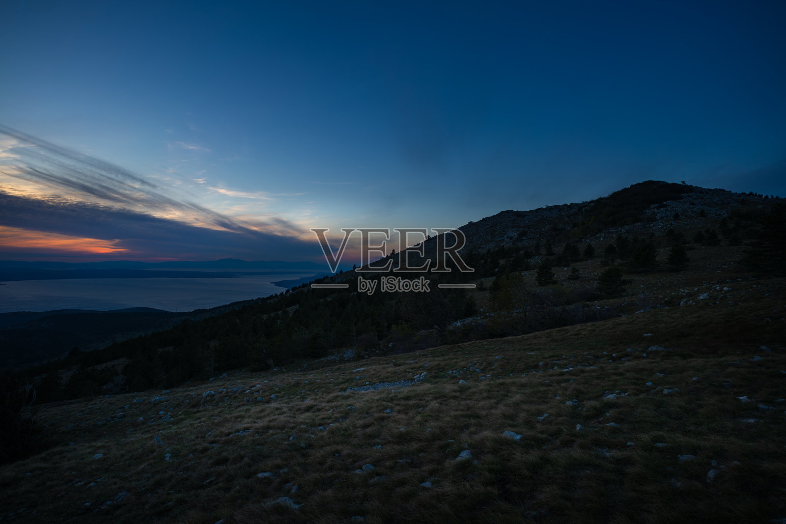 日落时分克罗地亚亚得里亚海沿岸及其岛屿的大气景观。照片摄影图片