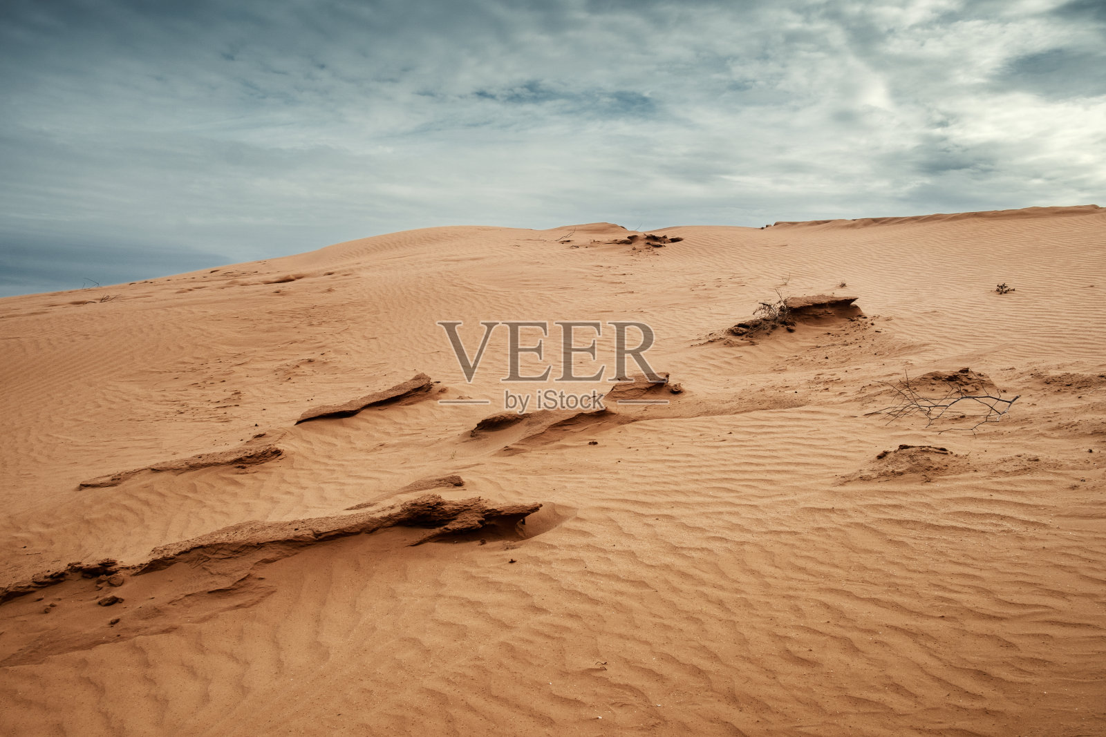 沙漠映衬天空的美景照片摄影图片