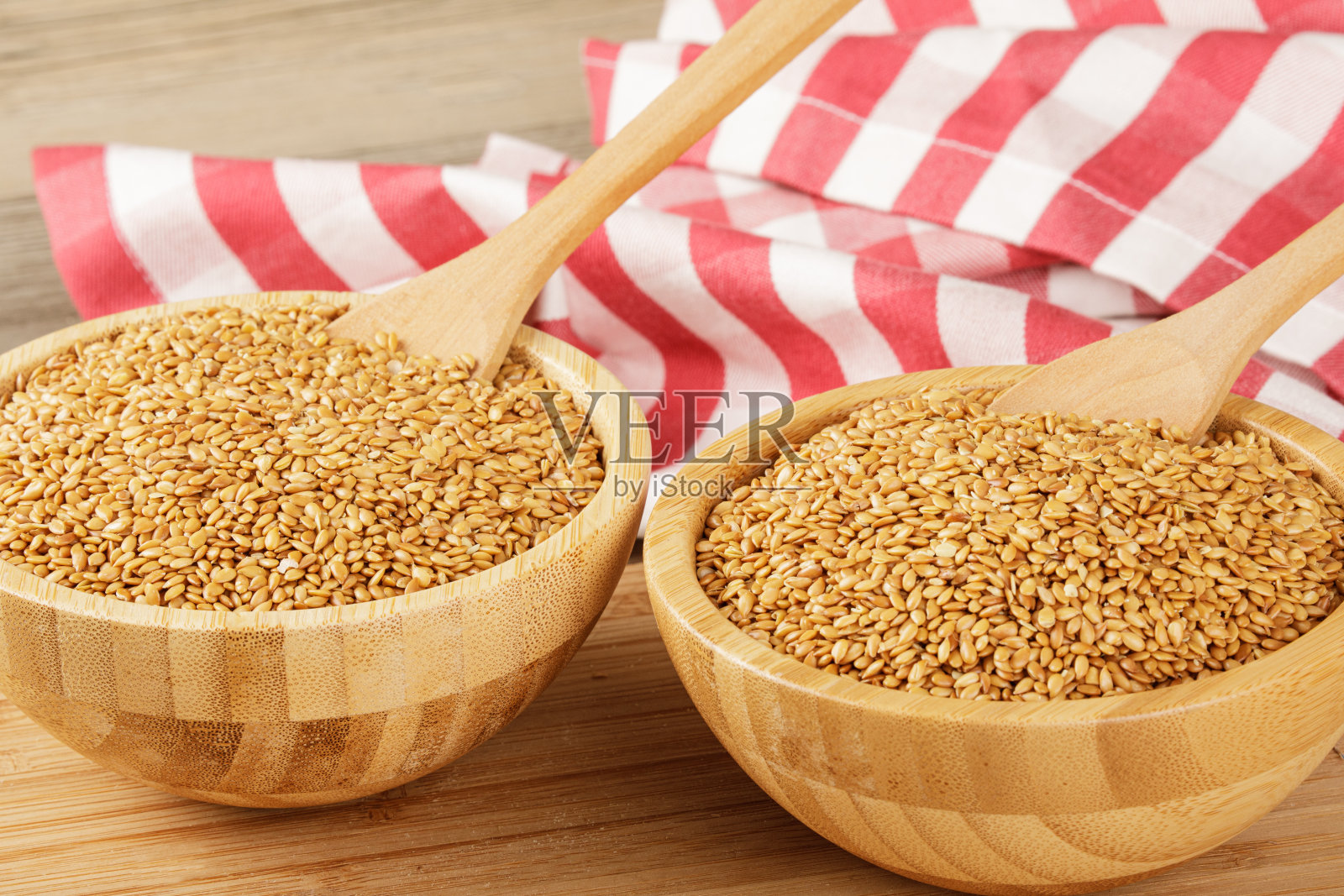 木碗里装满了健康美味的烤亚麻籽照片摄影图片