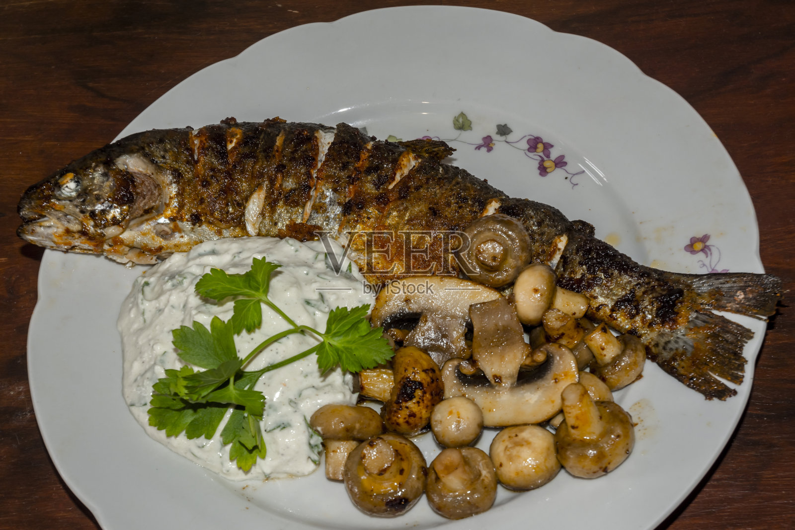 炸鳟鱼，蘑菇和白干酪酱照片摄影图片