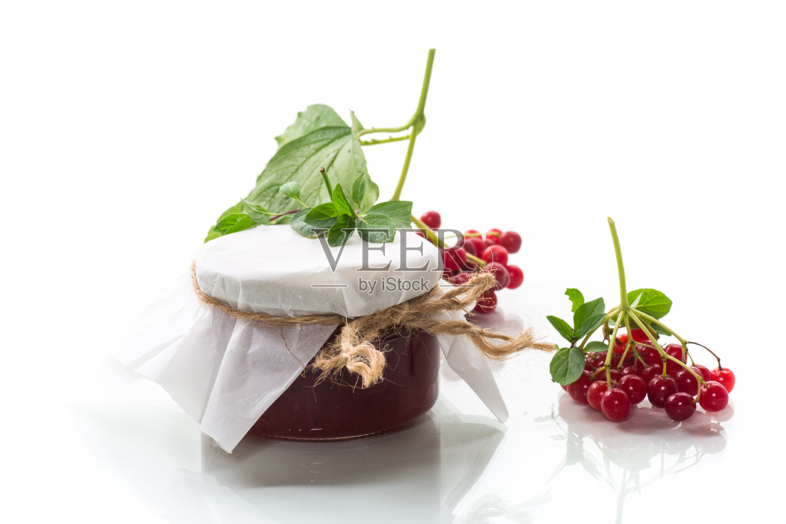 玻璃罐里的豆荚果酱和新鲜的红豆荚。照片摄影图片