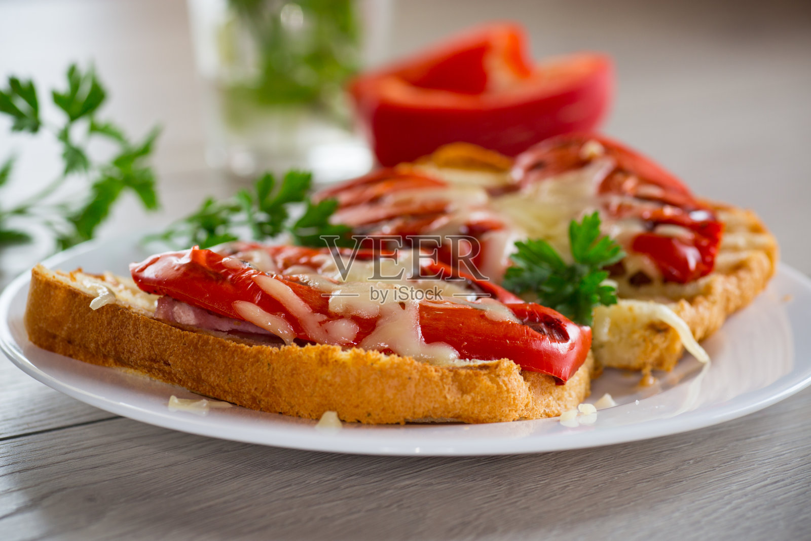 热三明治，烤面包，烤辣椒和奶酪照片摄影图片