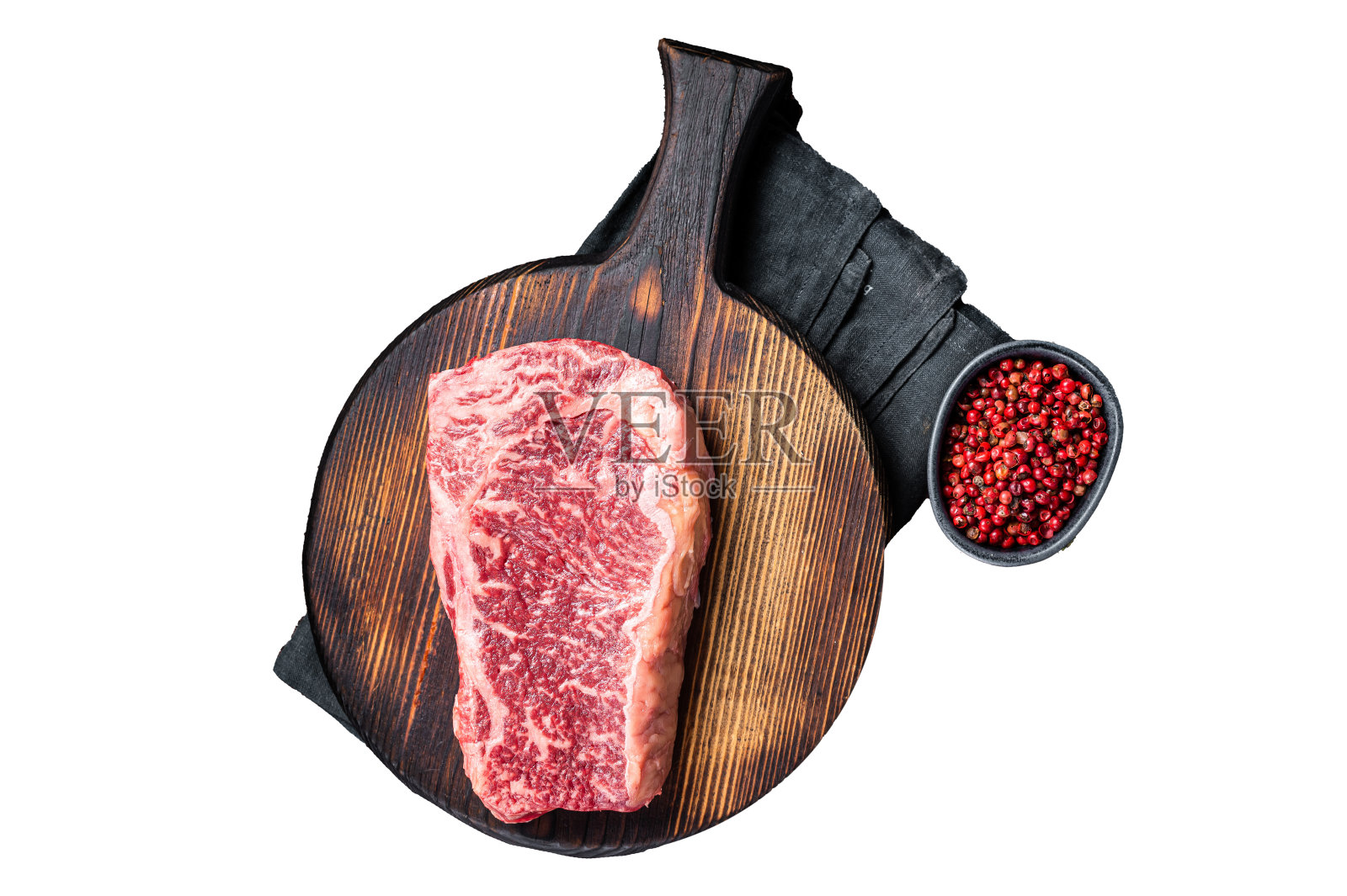 生的带百里香的生牛排或棒状牛排。孤立，白色背景。照片摄影图片