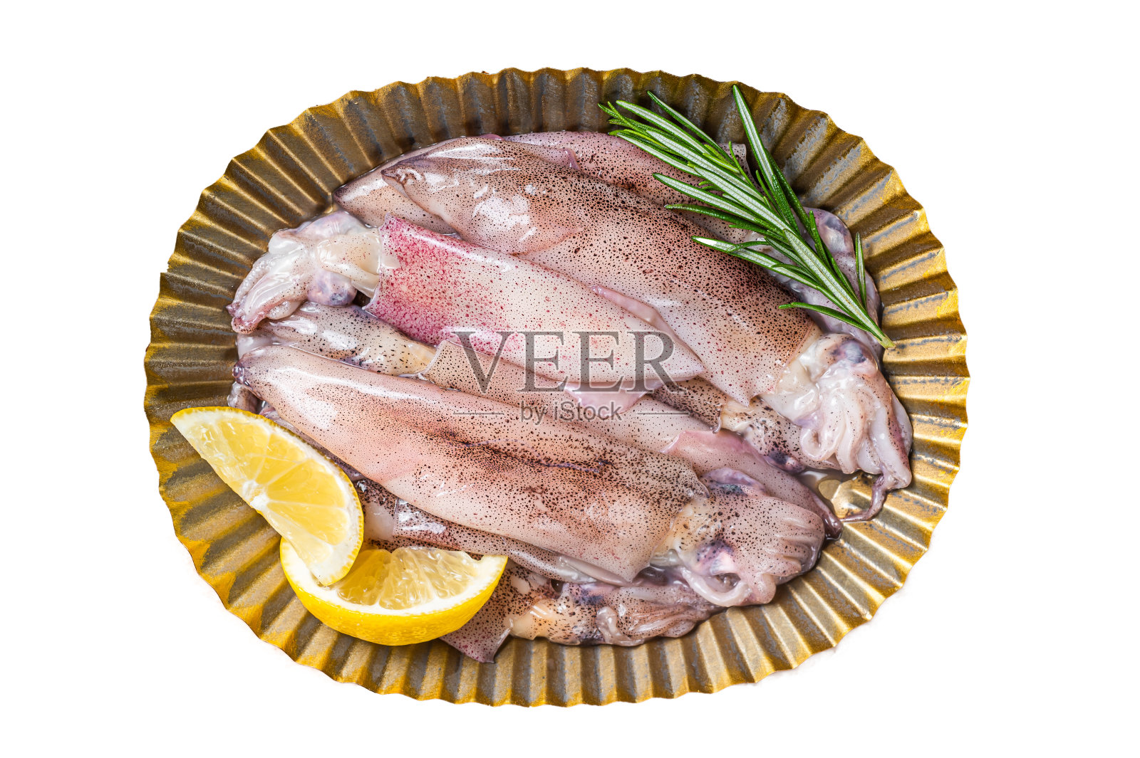 整只生鱿鱼配香草和柠檬，新鲜海鲜。孤立，白色背景。照片摄影图片