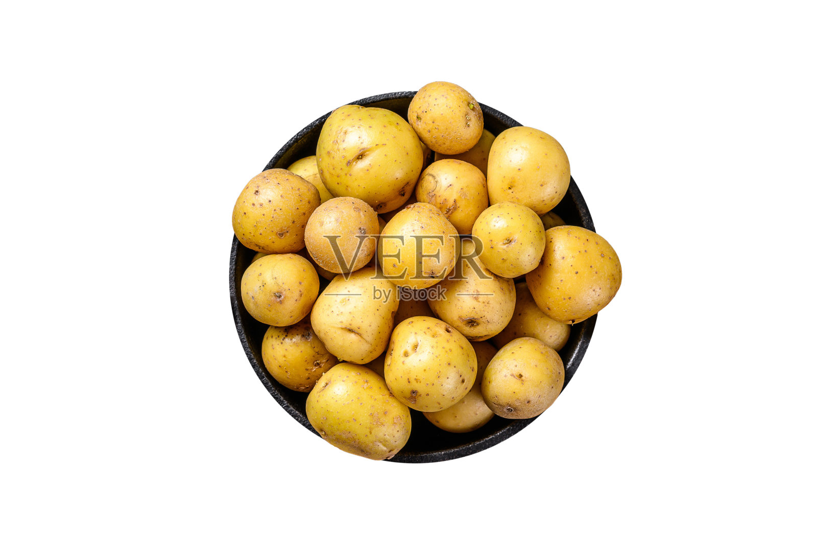 把小土豆放到锅里。孤立，白色背景。照片摄影图片