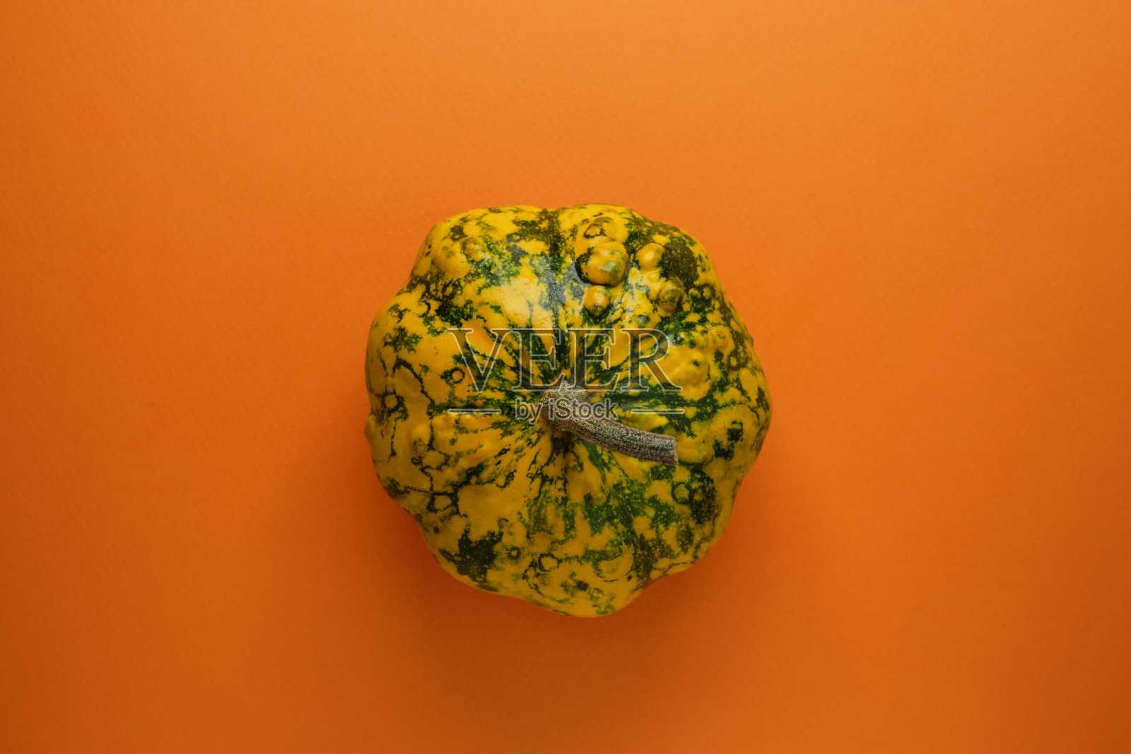 创意俯视图平躺秋天构图。Сoncept小南瓜桔黄色纸背景。照片摄影图片