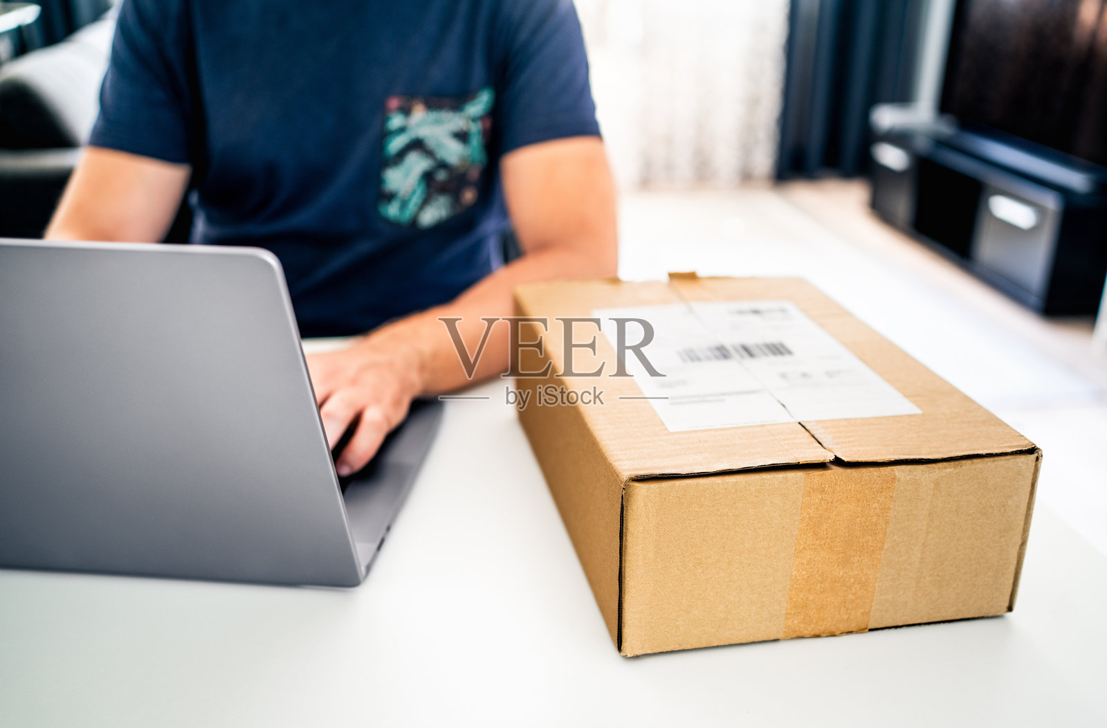 将产品包装退回网店。订购送货或发货。投诉和退款，电子商务。运错箱子了。假的诈骗包裹。损坏的货物。商品保修。照片摄影图片