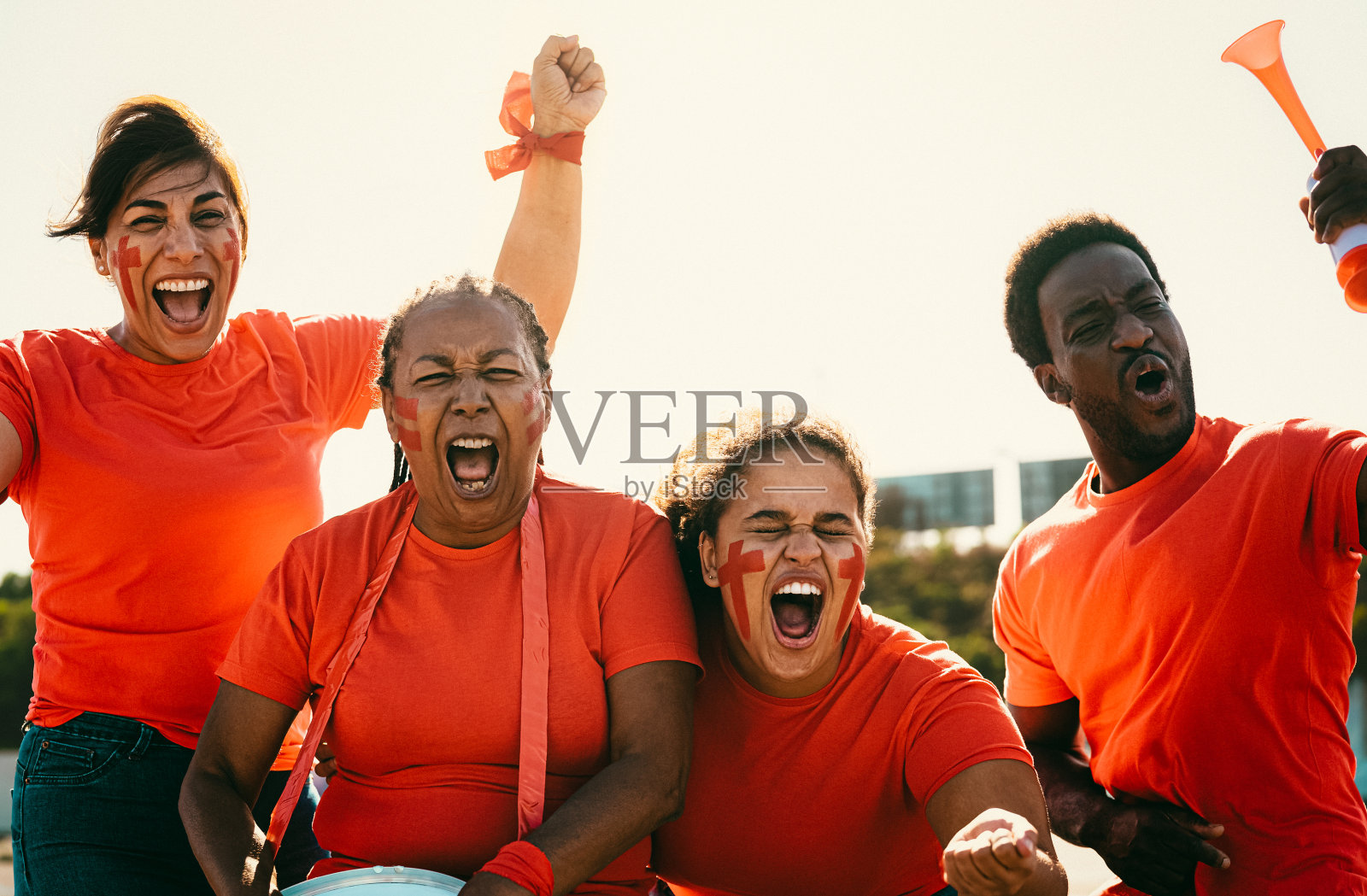 红色的球迷为自己喜欢的球队加油助威——足球运动娱乐概念照片摄影图片