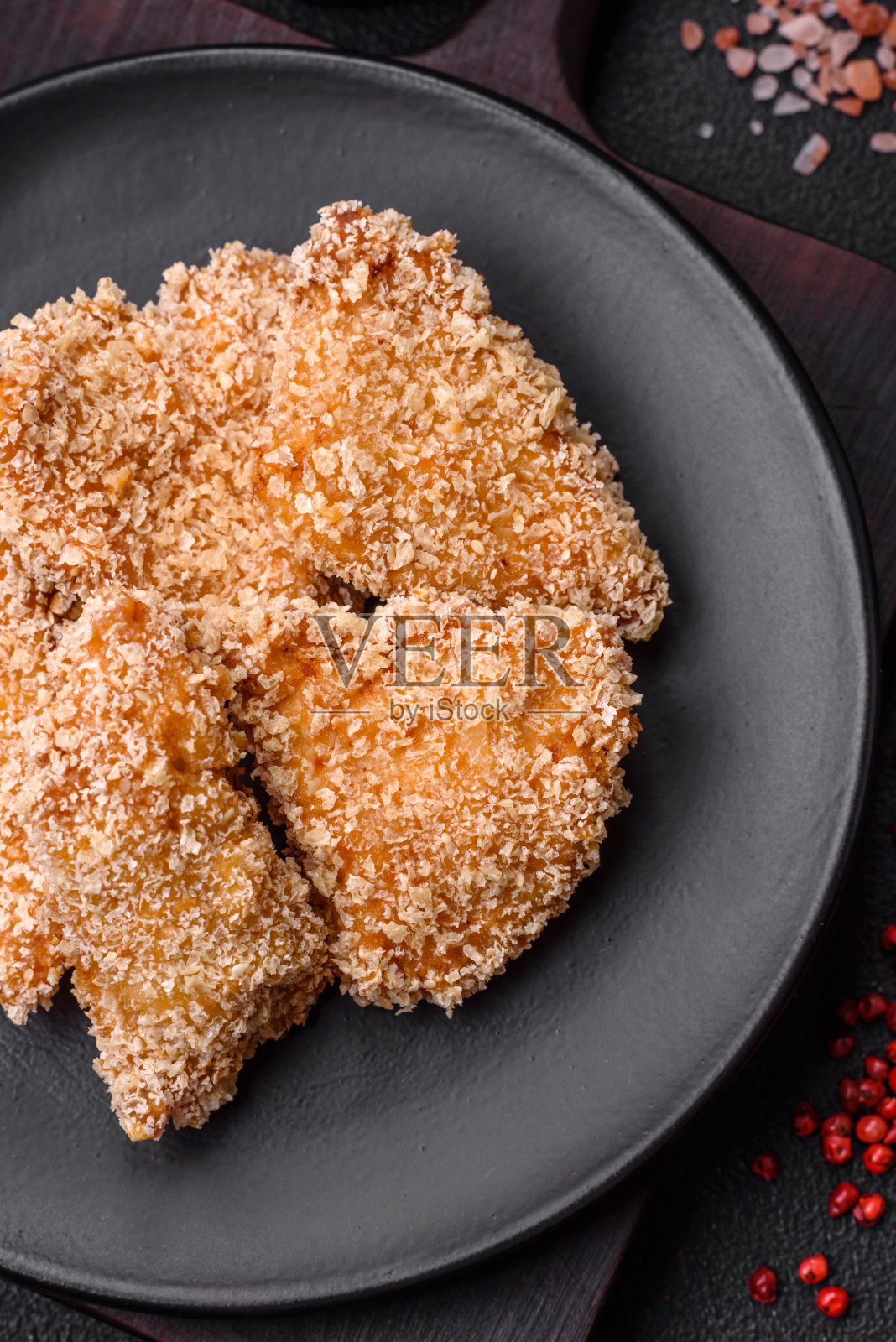 美味的新鲜脆脆的鸡块在黑暗的混凝土背景照片摄影图片