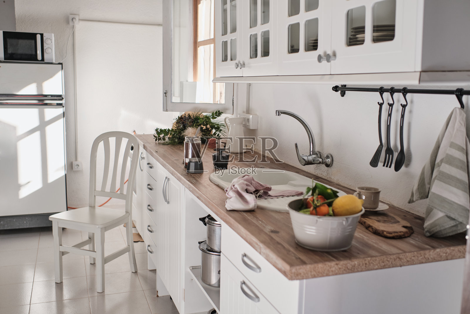 时尚的现代白色厨房内部照片摄影图片