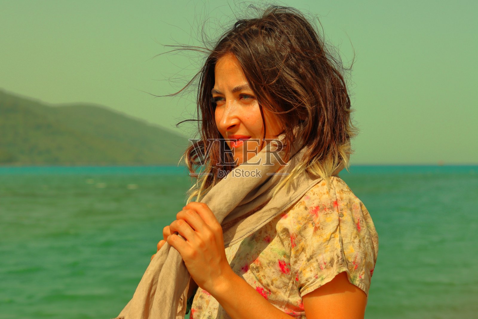 蓝色海边的夏日:年轻女性高加索模特，欧洲，夏季时间，日光照片摄影图片