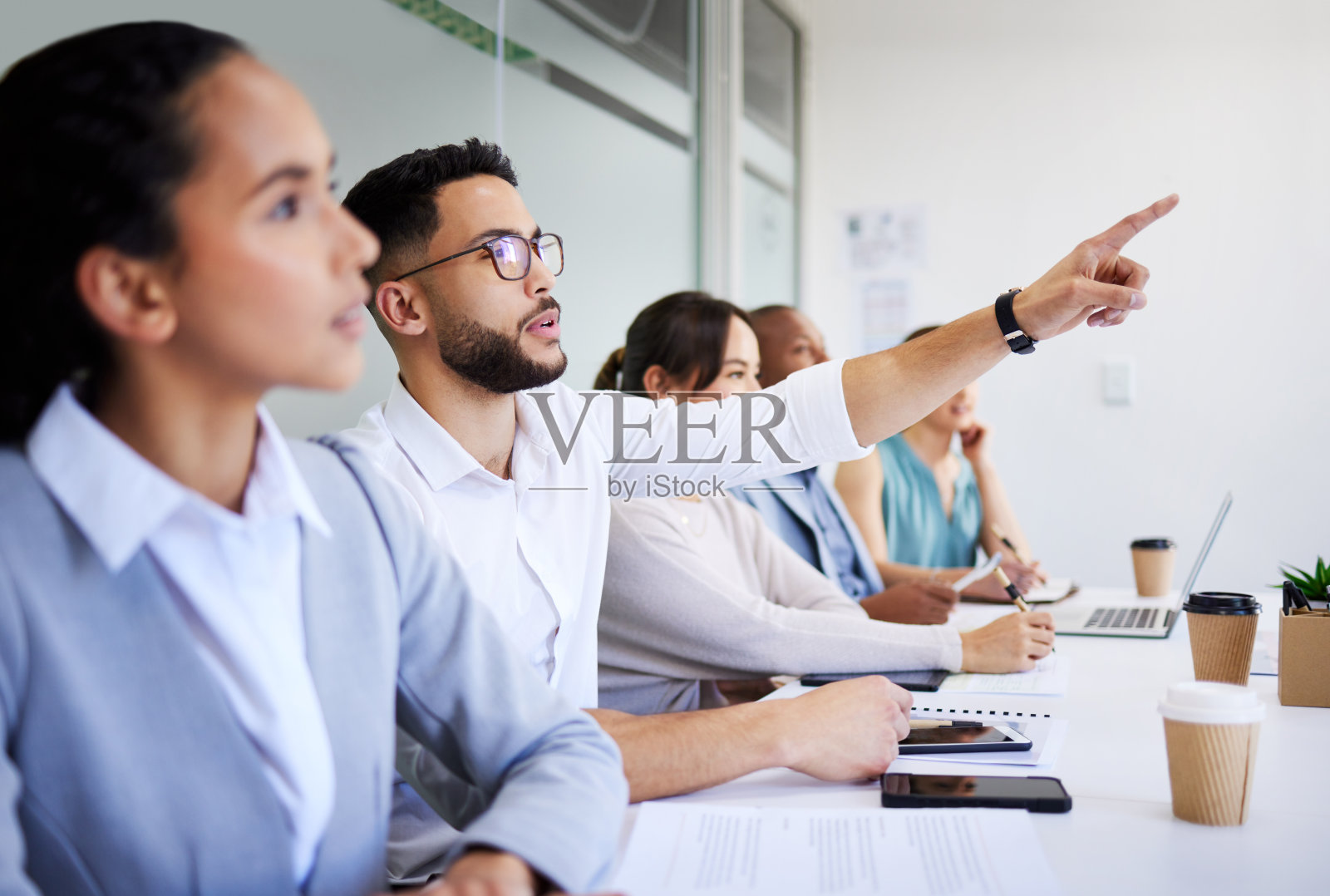 研讨会人员，商务人士听众，并指着项目报告，演示信息或提问。员工敬业度，贸易展览和会议人群对集团会议的反馈照片摄影图片