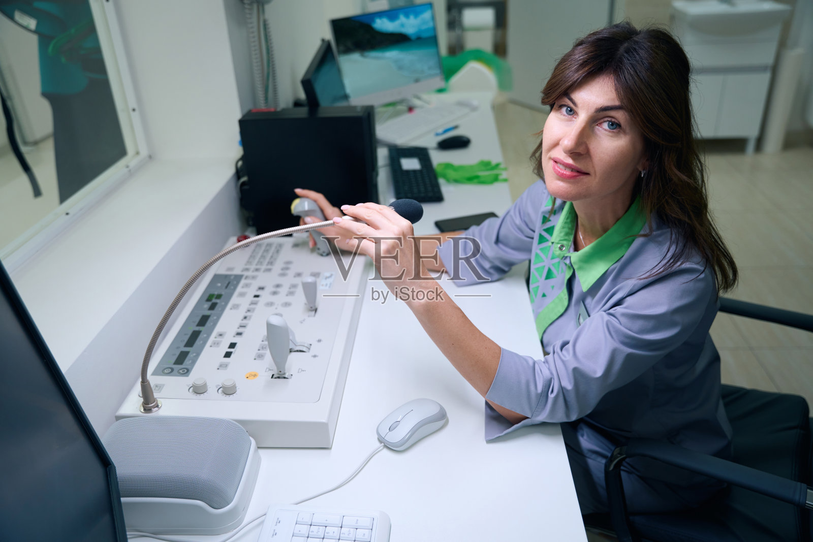 宁静的放射技师在诊所控制室工作照片摄影图片