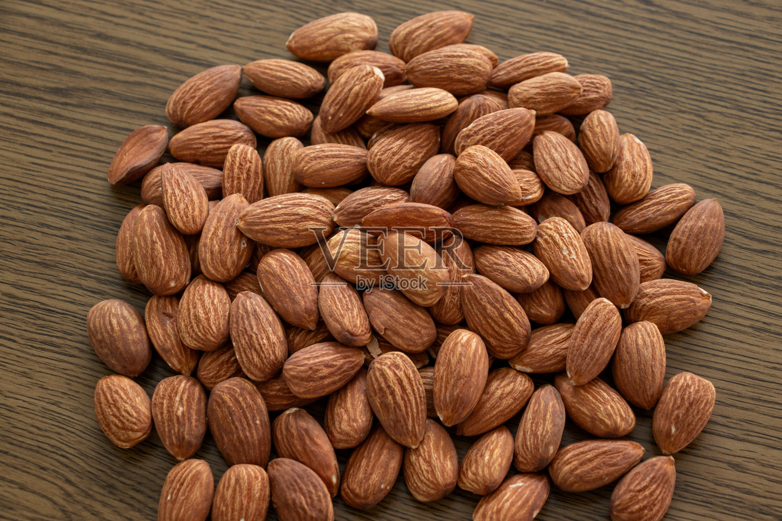 桌上有一堆杏仁照片摄影图片