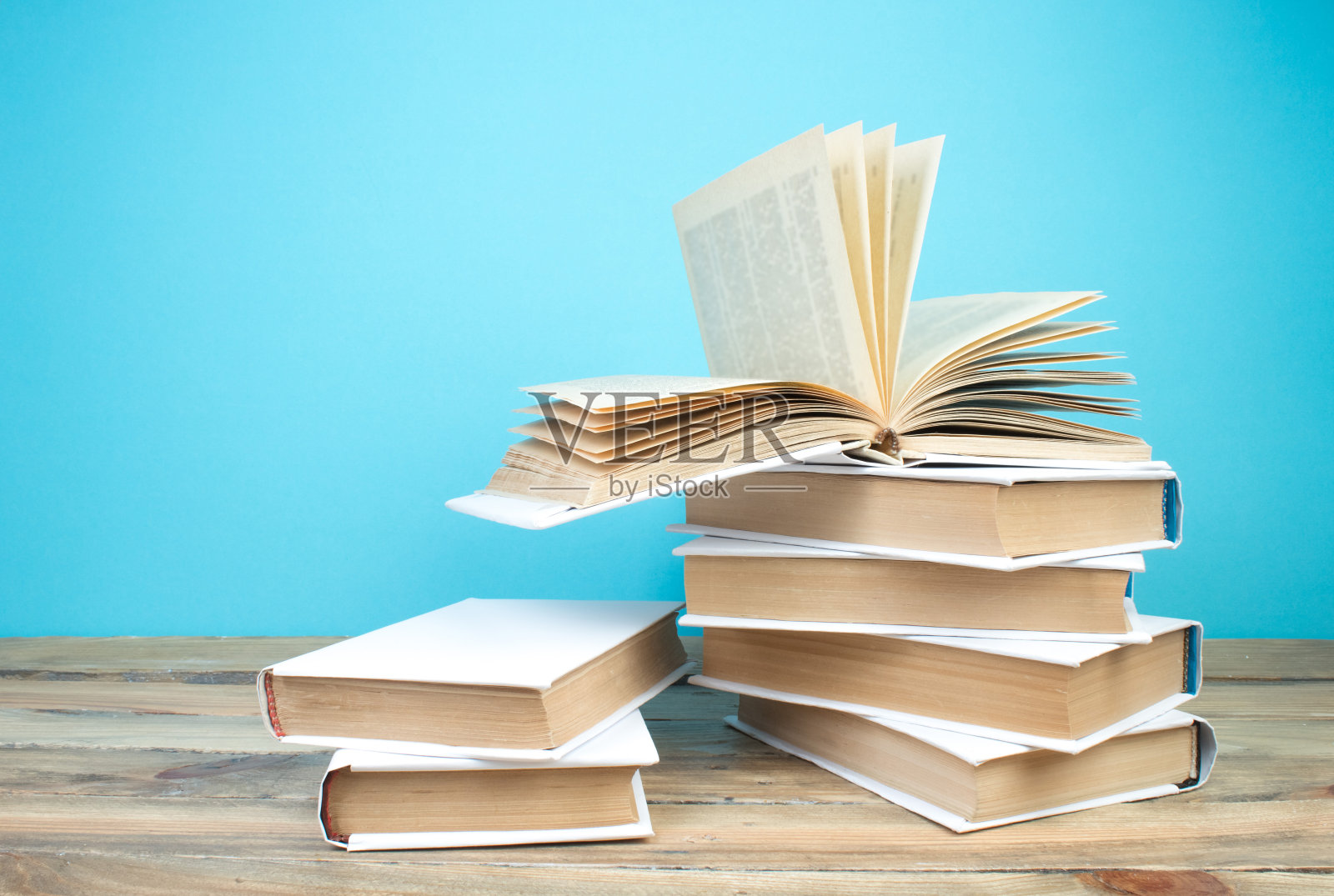 打开书，书在蓝色的背景上。回到学校。教育。文本的复制空间。照片摄影图片