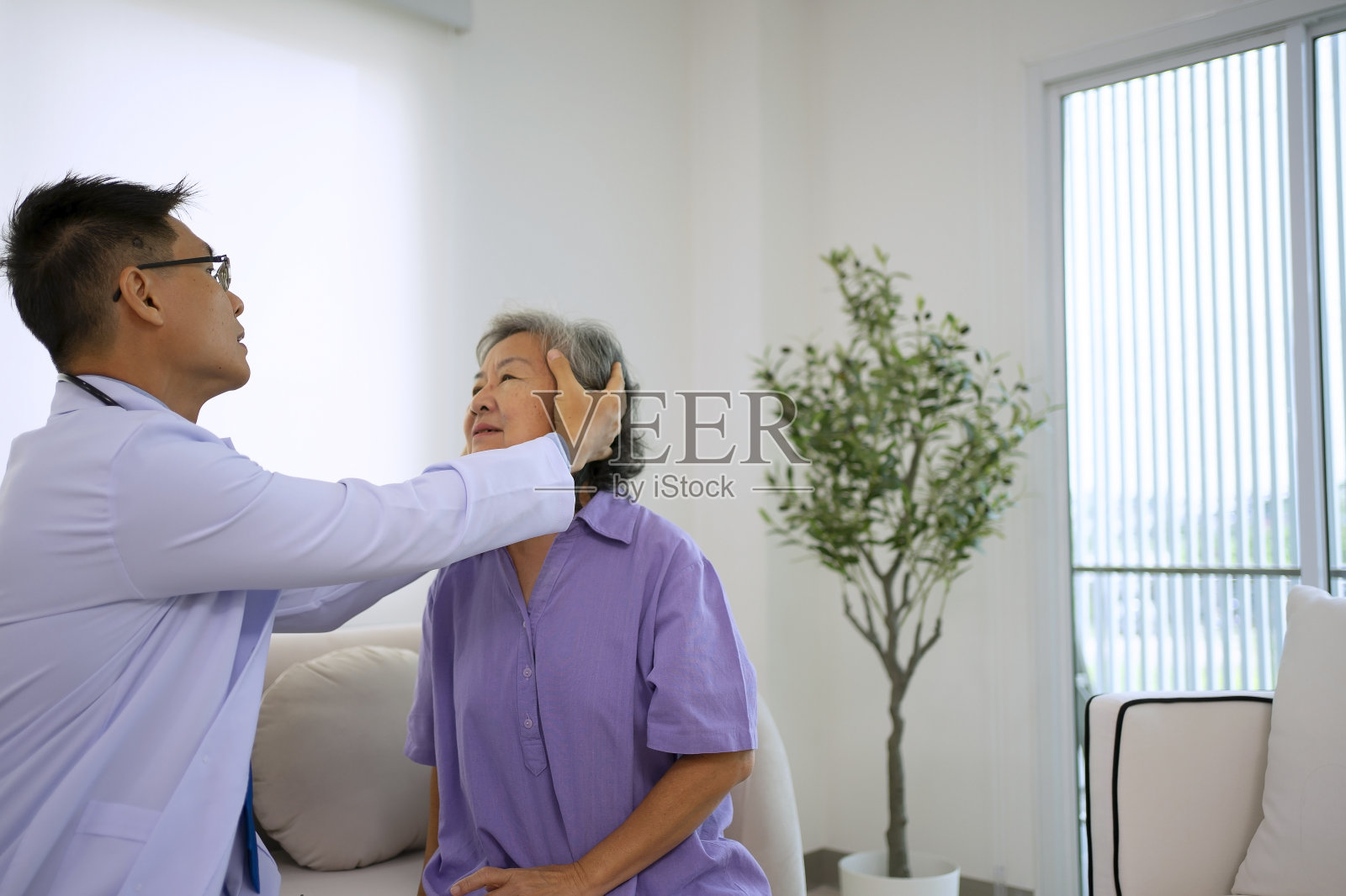 美容诊所的医生和病人。照片摄影图片