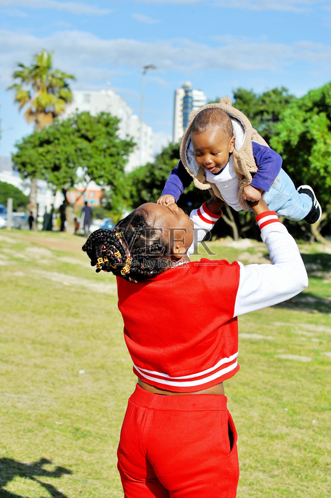 一位非洲黑人母亲和她的孩子在公园里开心地玩耍照片摄影图片
