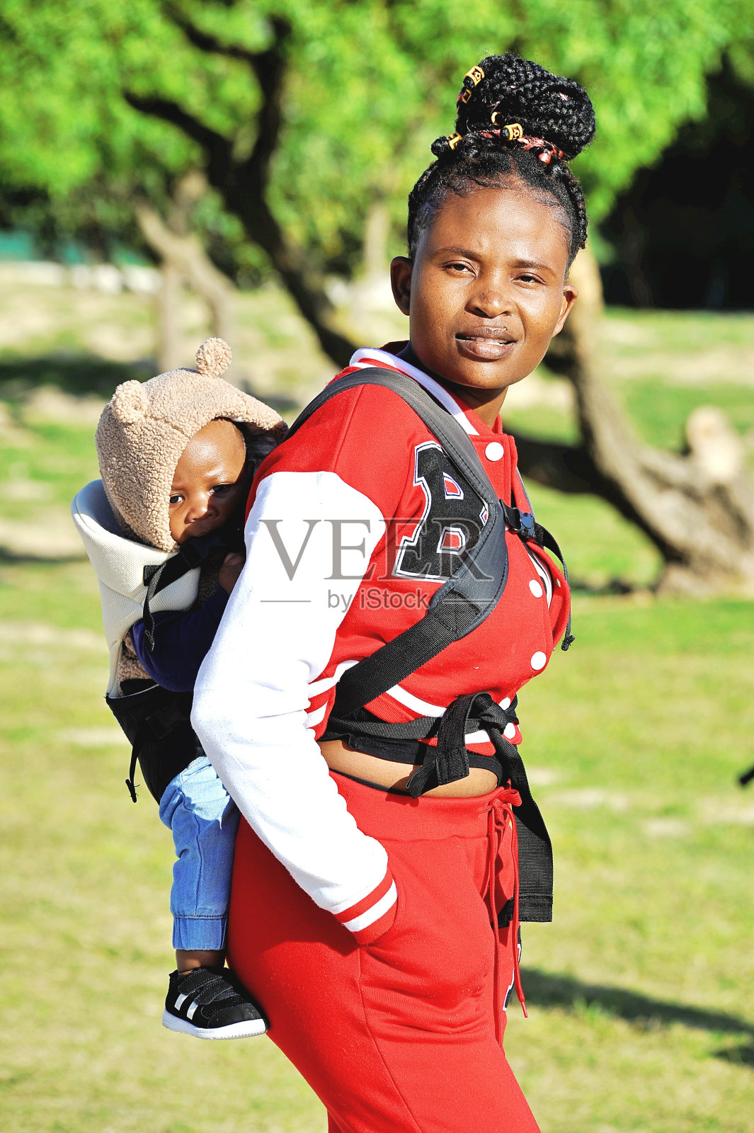 一位非洲黑人母亲和她的孩子在公园里开心地玩耍照片摄影图片