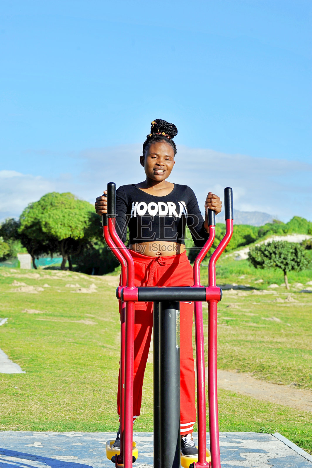 快乐的非洲黑人女孩在公园里锻炼照片摄影图片