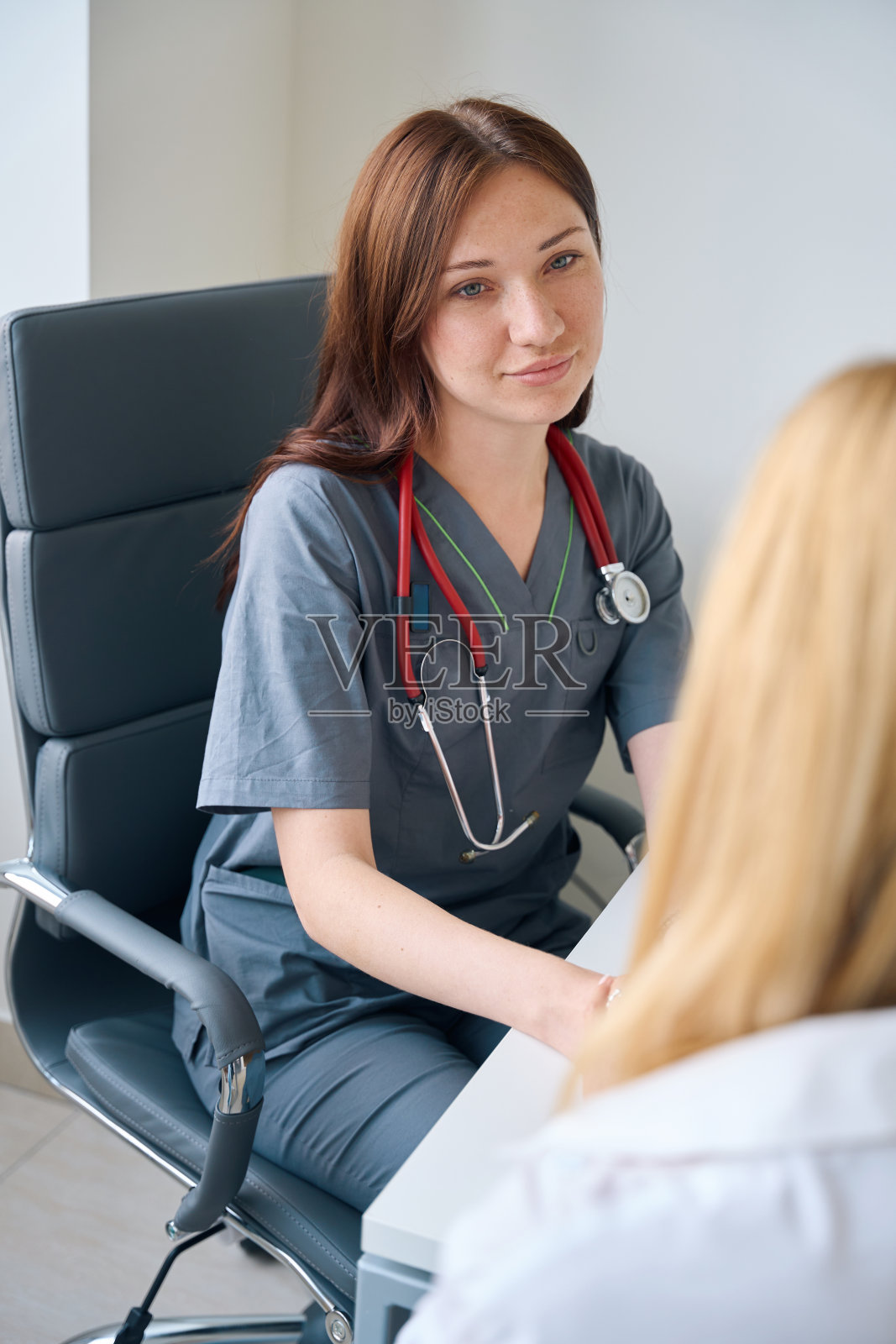 有资质的家庭医生在就诊时与客户沟通照片摄影图片