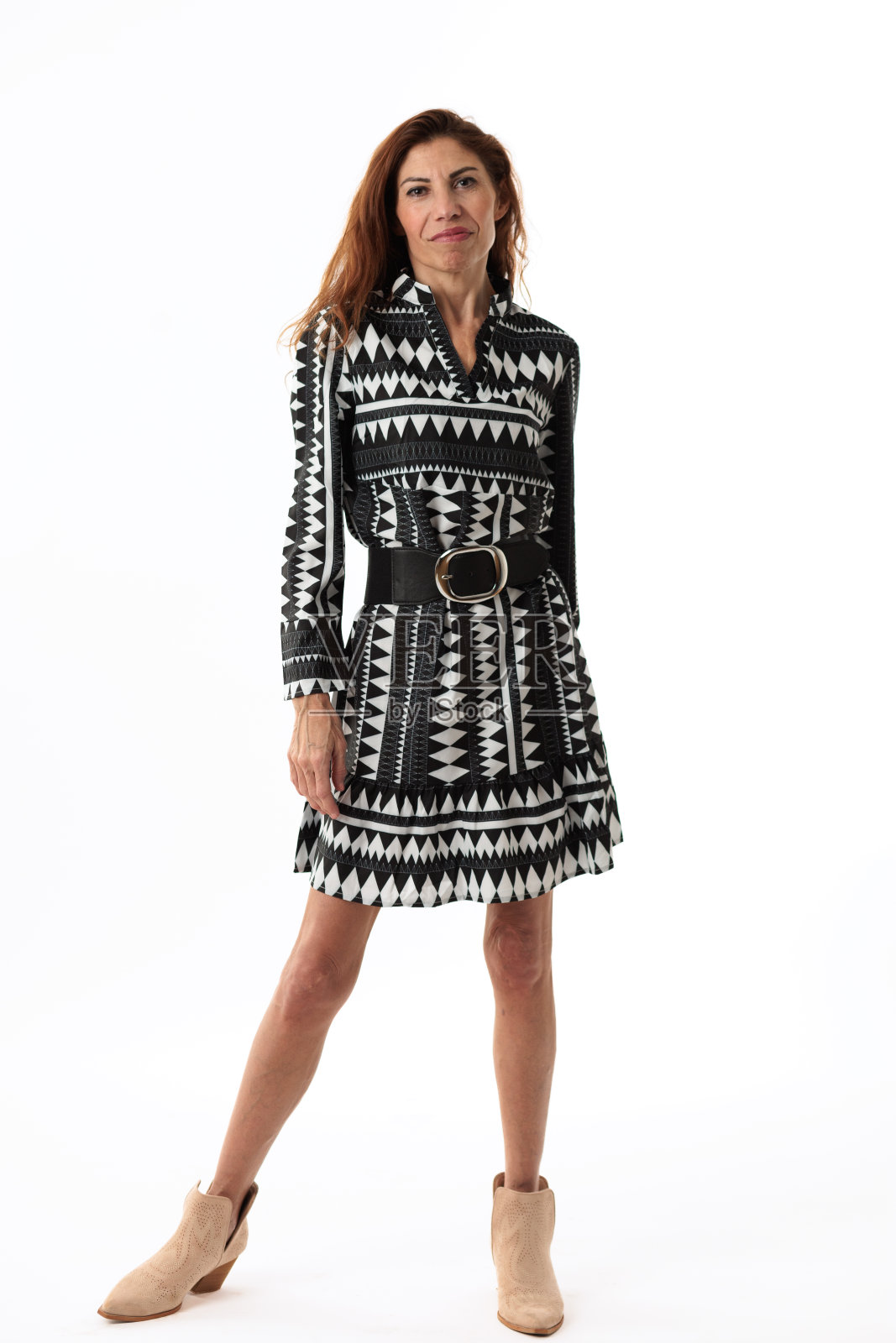 50多岁的模特穿着白色背景的短裙照片摄影图片