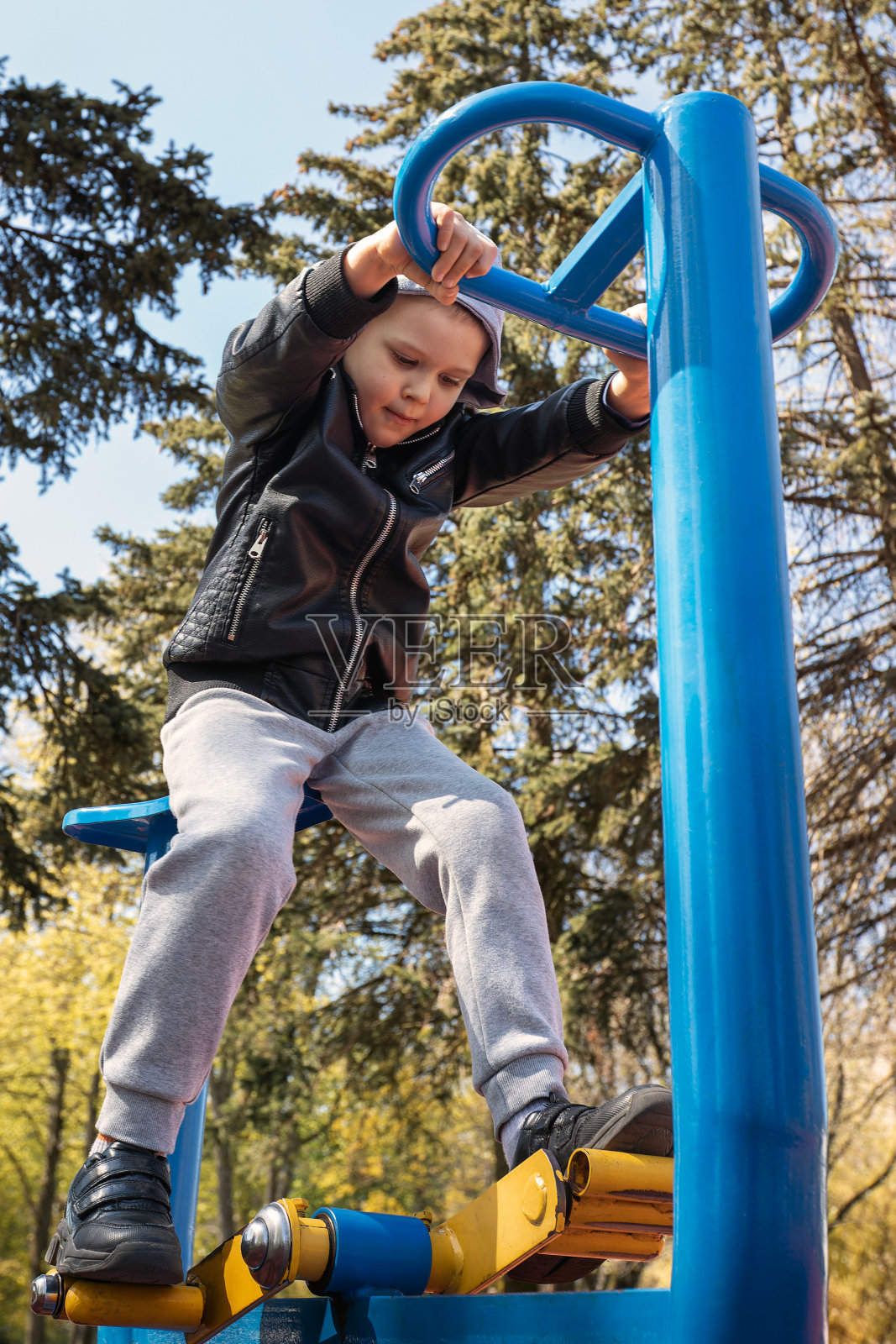 孩子正在大自然的新鲜空气中训练，他正在骑自行车训练照片摄影图片