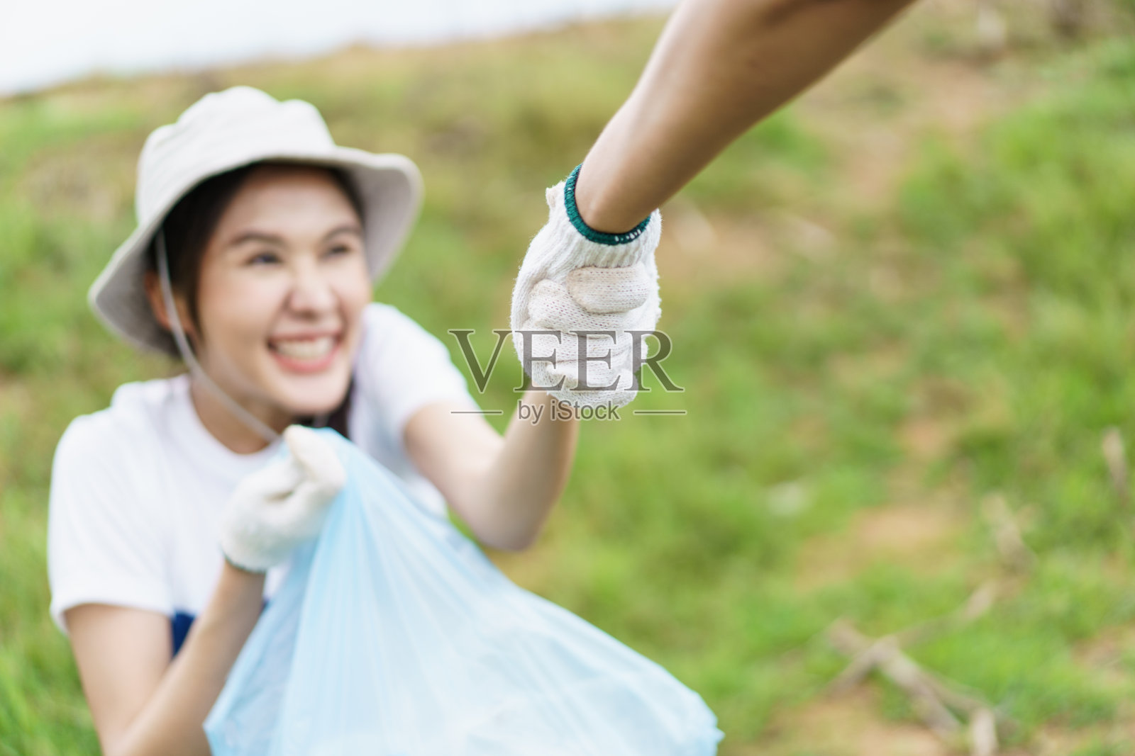 从事慈善工作的妇女志愿者。照片摄影图片