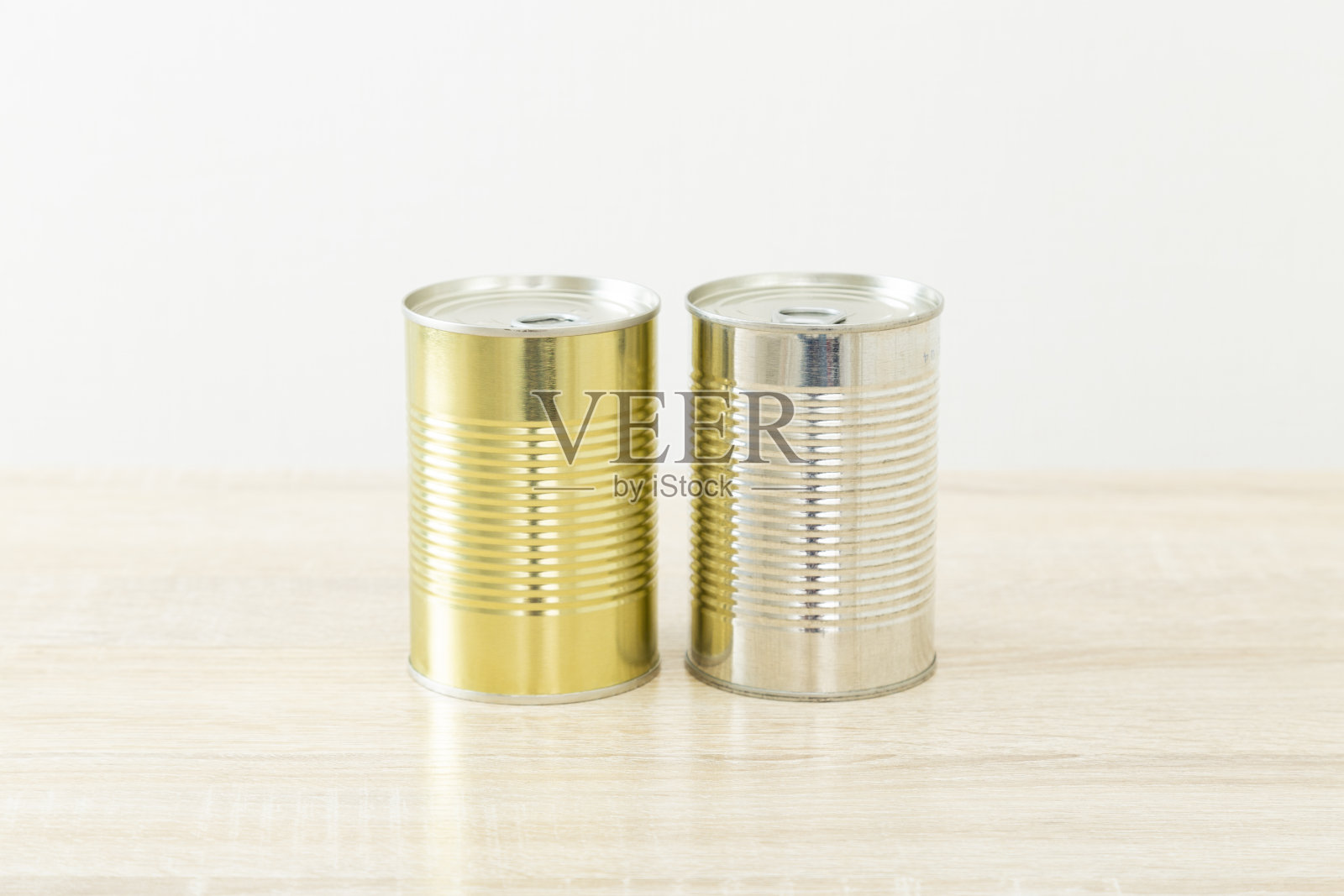 罐头食品在桌子上照片摄影图片