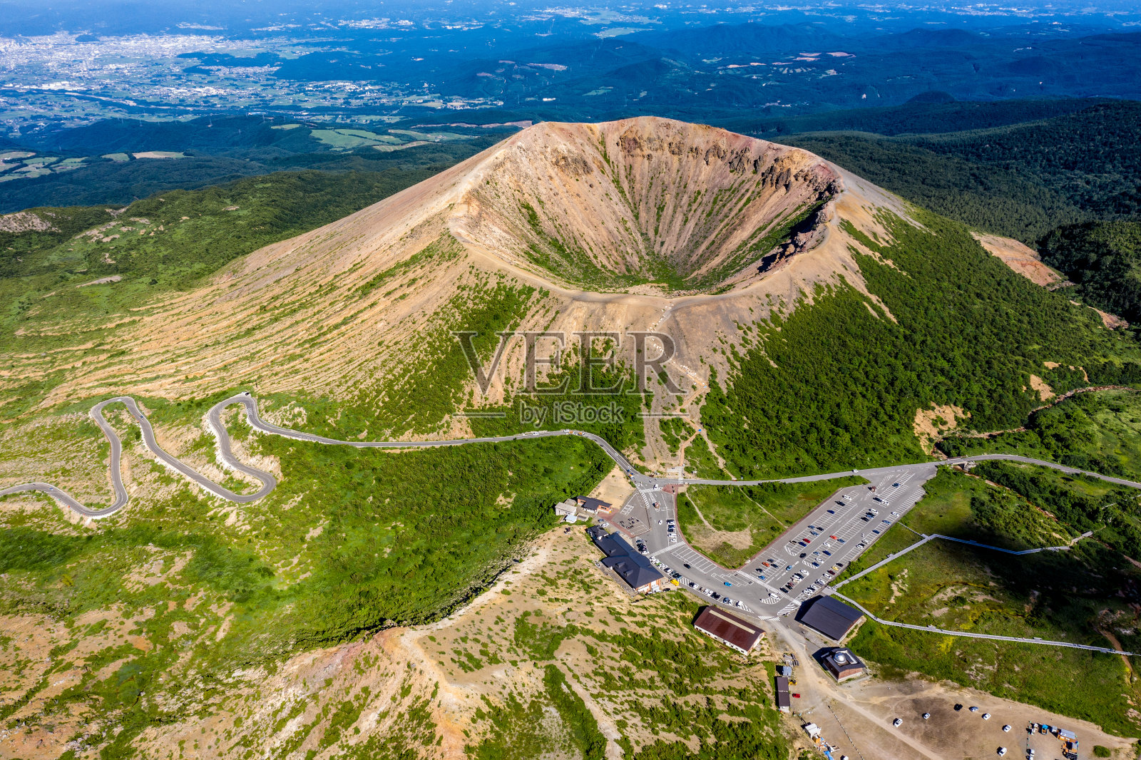 从远处鸟瞰的阿祖玛火山火山口照片摄影图片