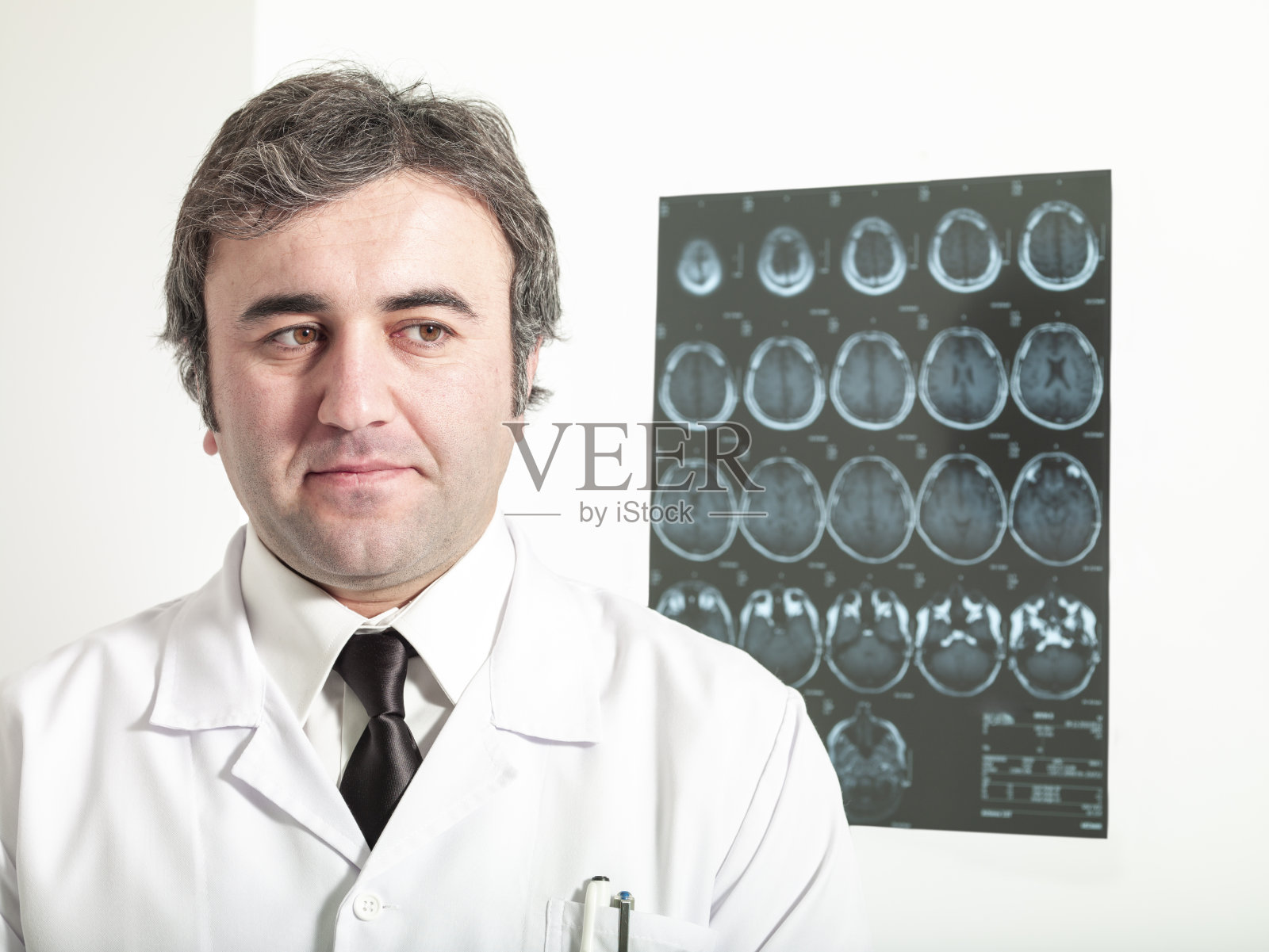 医生在分析CT扫描。脑部有问题的病人的扫描图。照片摄影图片