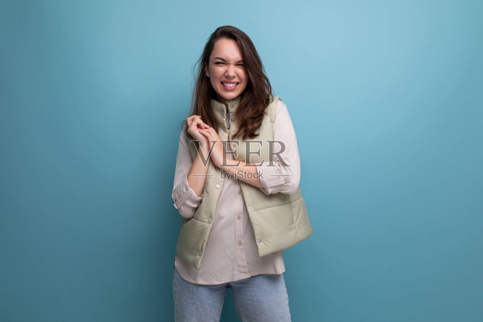 精心打扮的情感女人的灵感来自一个想法在蓝色的背景与复制空间照片摄影图片