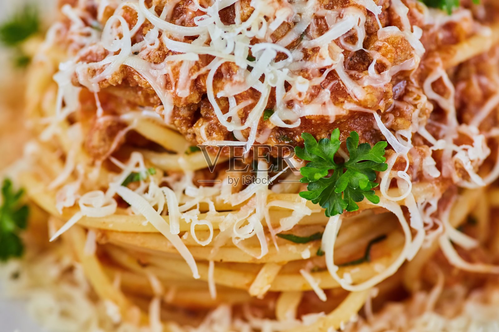 有肉和奶酪的意大利面。厨师在餐馆或咖啡馆提供的食物。照片摄影图片