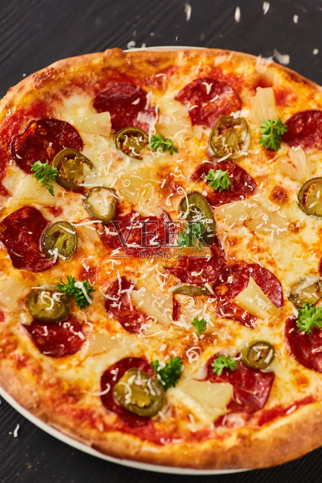 意大利面配意大利腊肠，橄榄和菠萝。厨师在餐馆或咖啡馆提供的食物。照片摄影图片