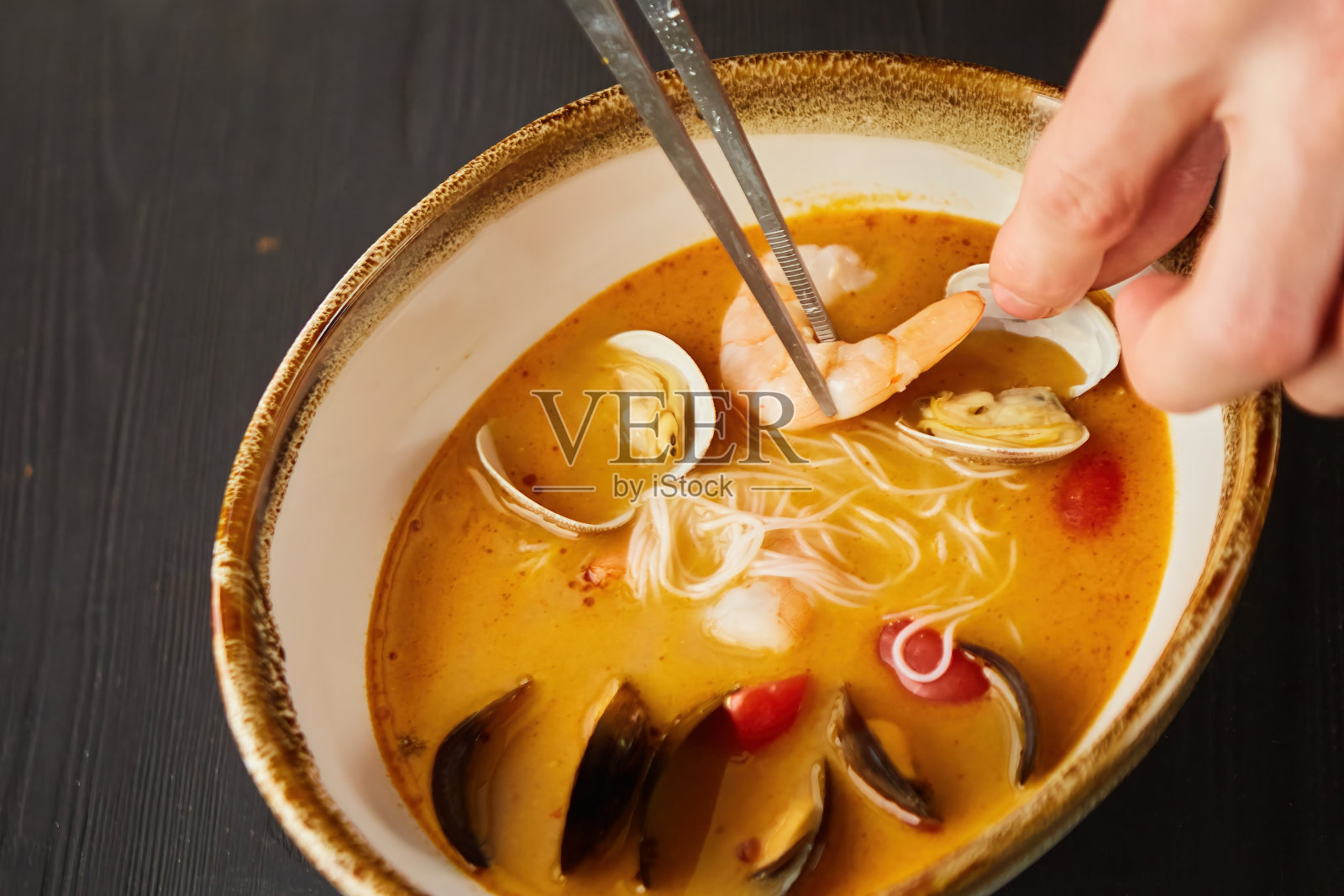 海鲜汤。厨师在餐馆或咖啡馆提供的食物。照片摄影图片