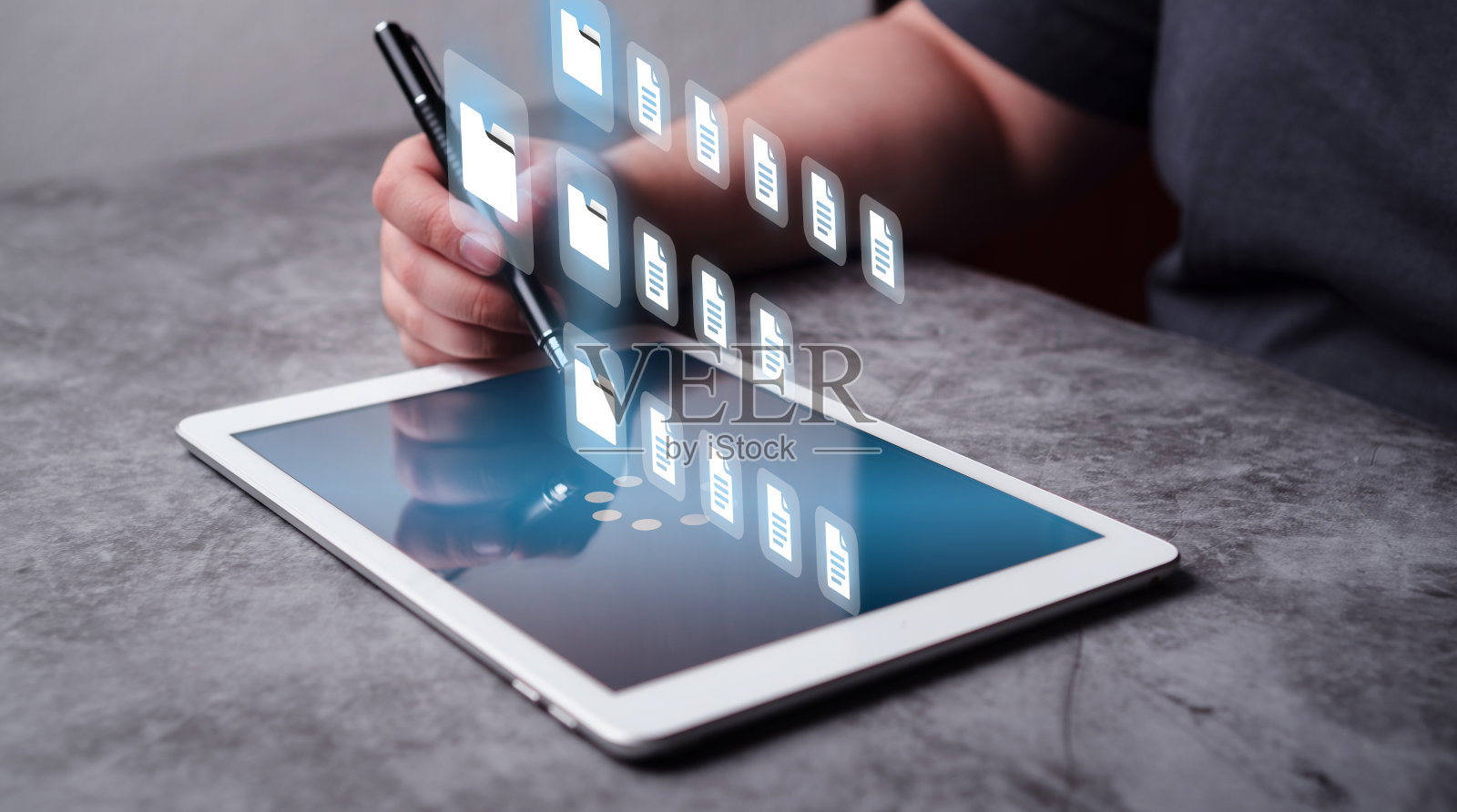 女人用数码平板电脑管理文件。文件管理系统(DMS)。照片摄影图片