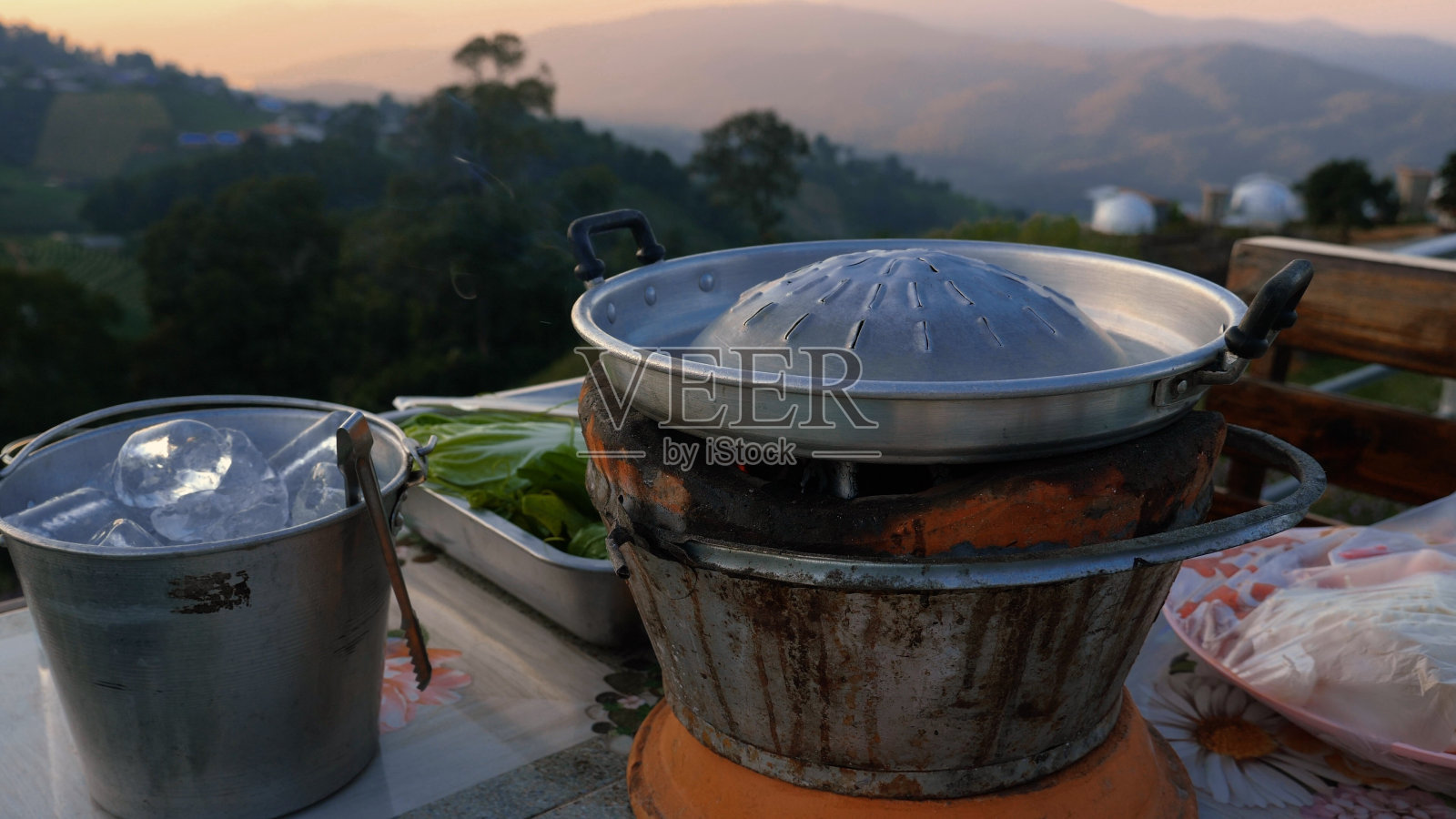 Moo Kata，泰式烤肉，在圆形热锅上烤猪肉照片摄影图片