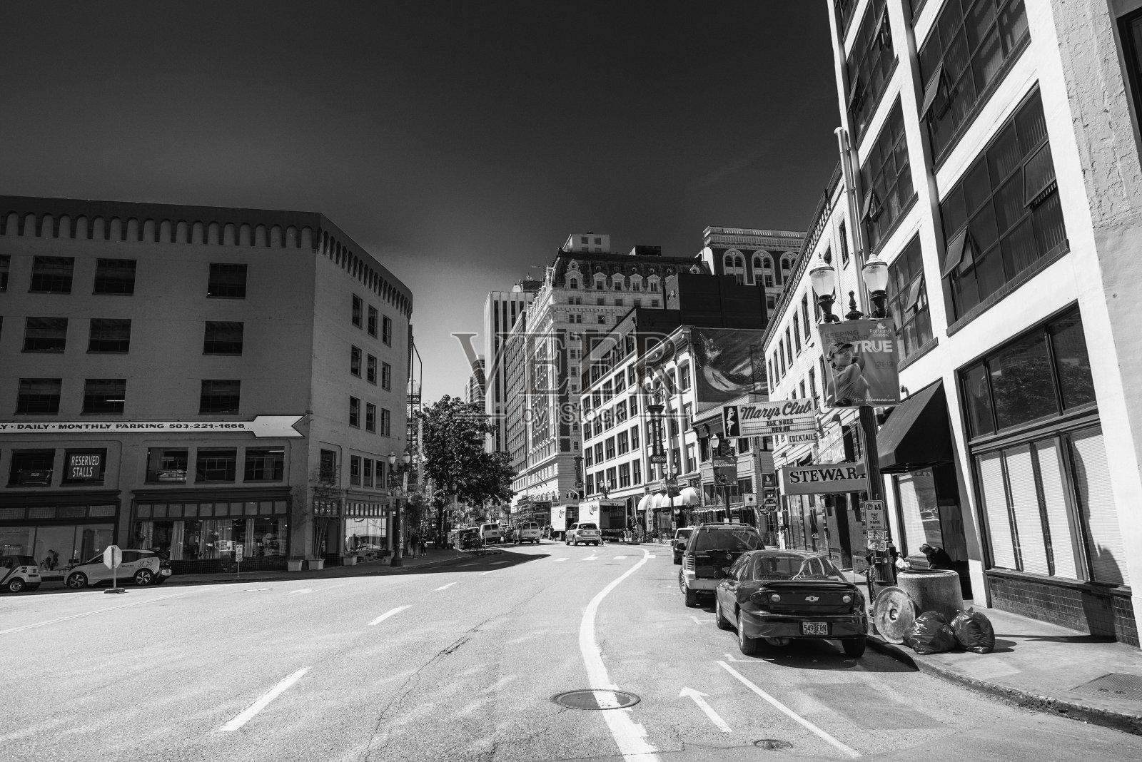 在一个阳光明媚的夏日，城市街道和建筑物照片摄影图片