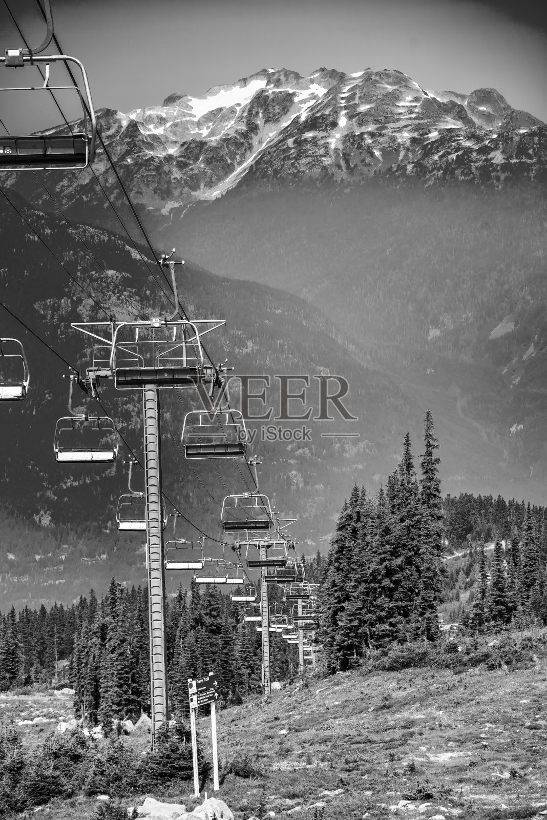 加拿大夏季的惠斯勒山景观照片摄影图片