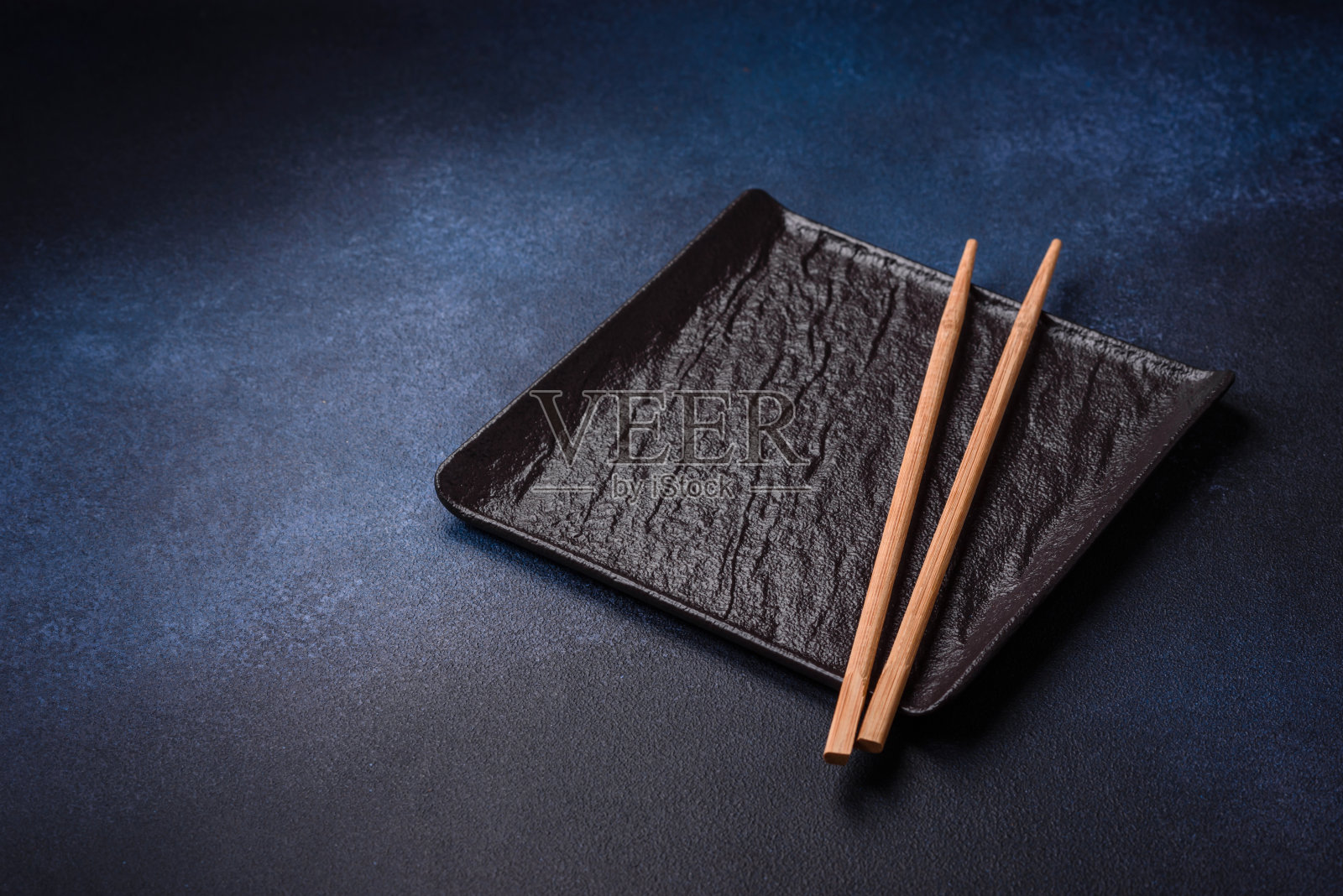 圆形空彩色陶瓷板在混凝土纹理背景照片摄影图片