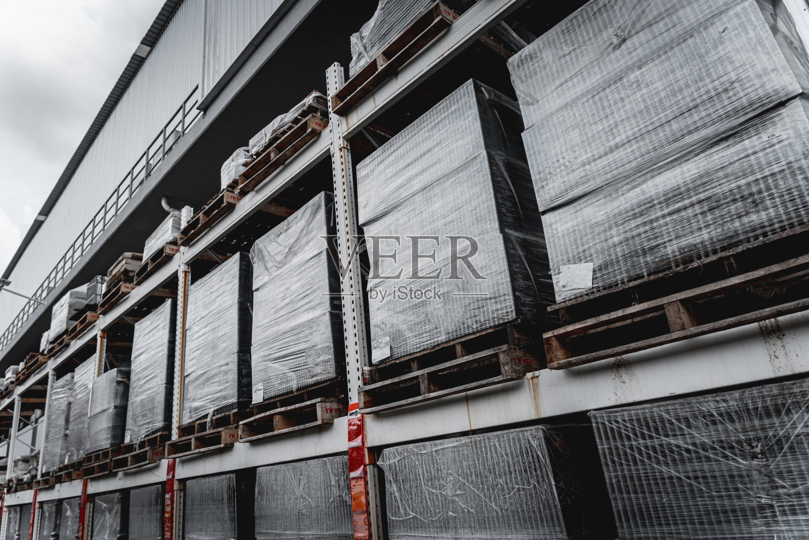 仓库外堆满了货物的托盘照片摄影图片