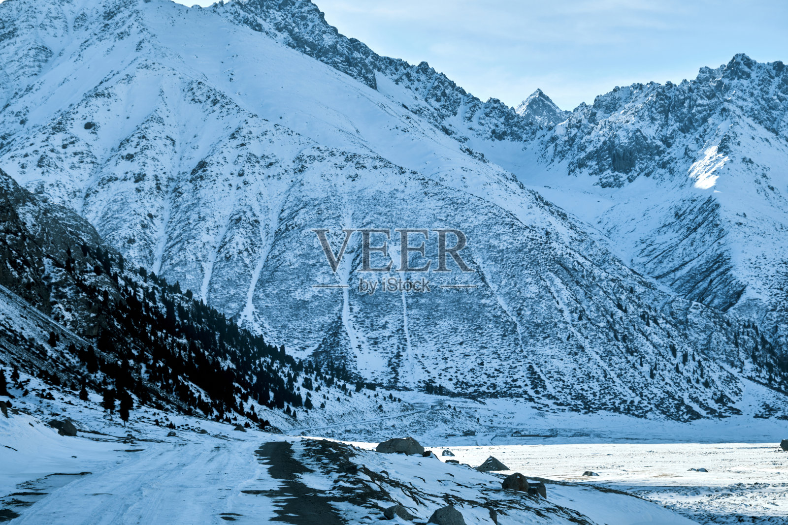 冬季山峡景观照片摄影图片