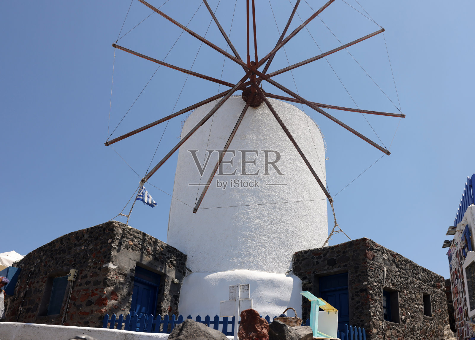 圣托里尼岛伊亚的传统白色风车。照片摄影图片