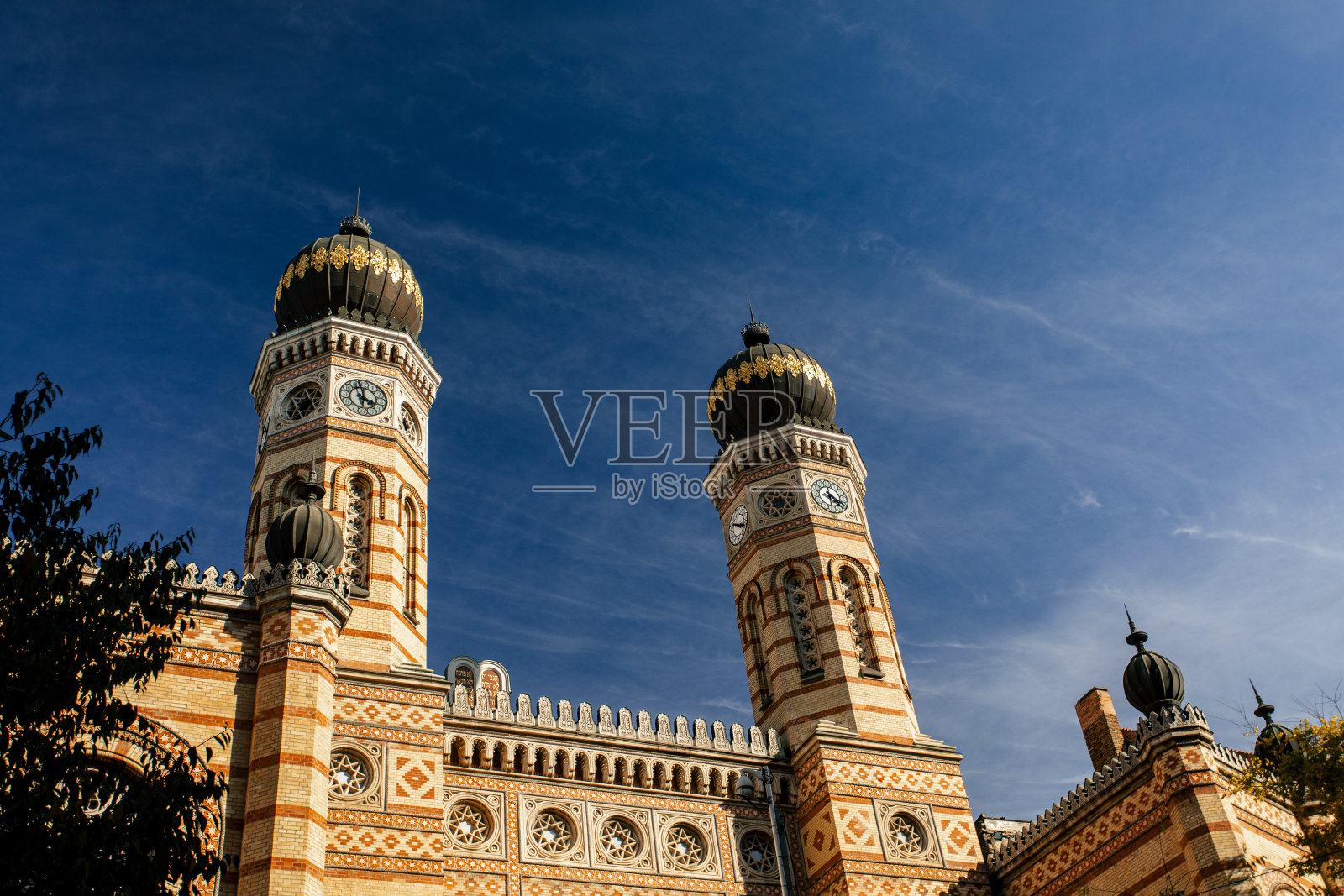 匈牙利布达佩斯的犹太教堂，背景是蓝天照片摄影图片