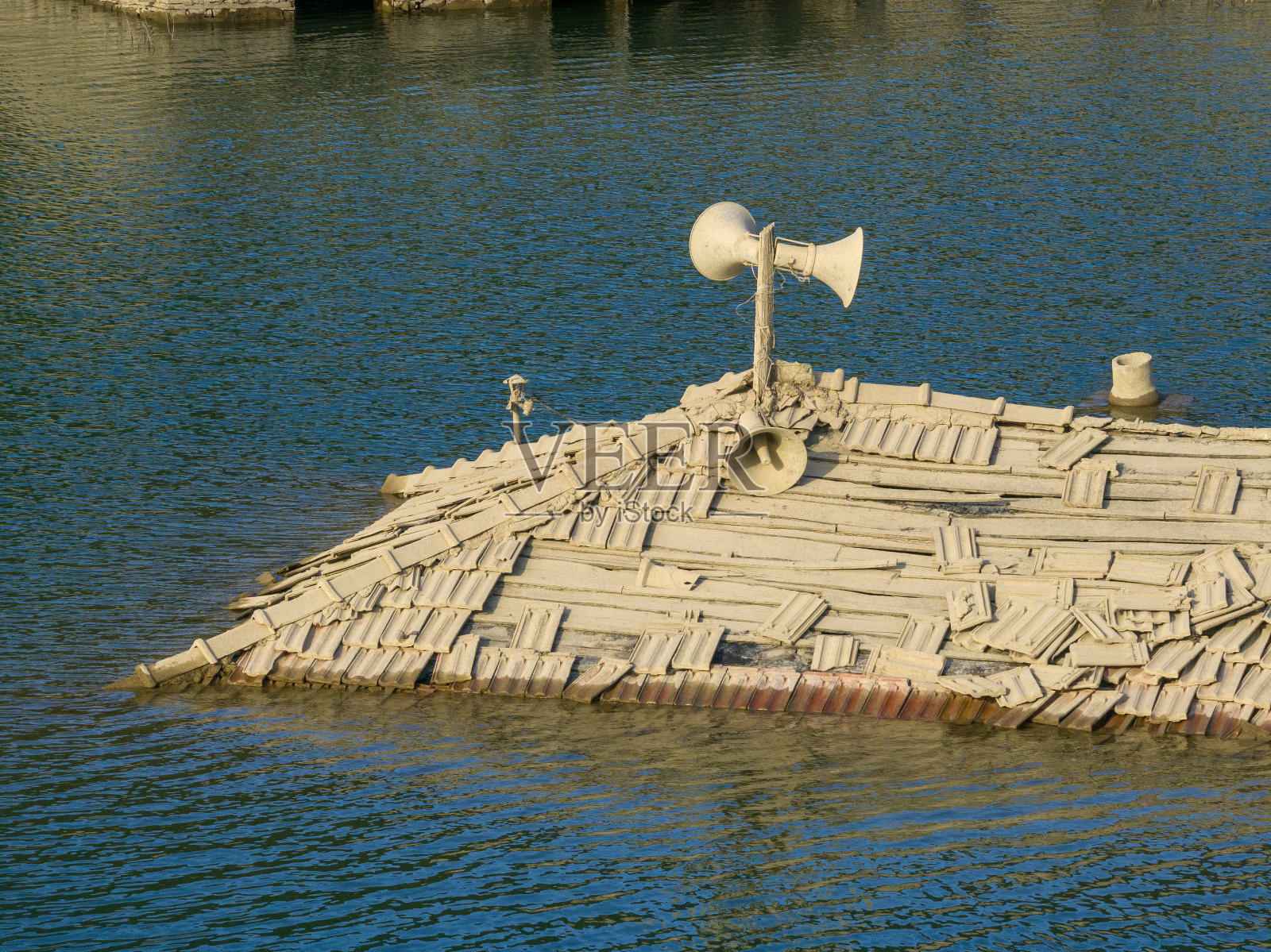 被水坝淹没的房子照片摄影图片