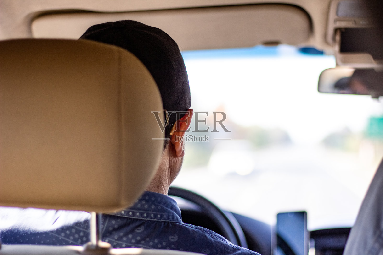 在城市里开车的司机照片摄影图片