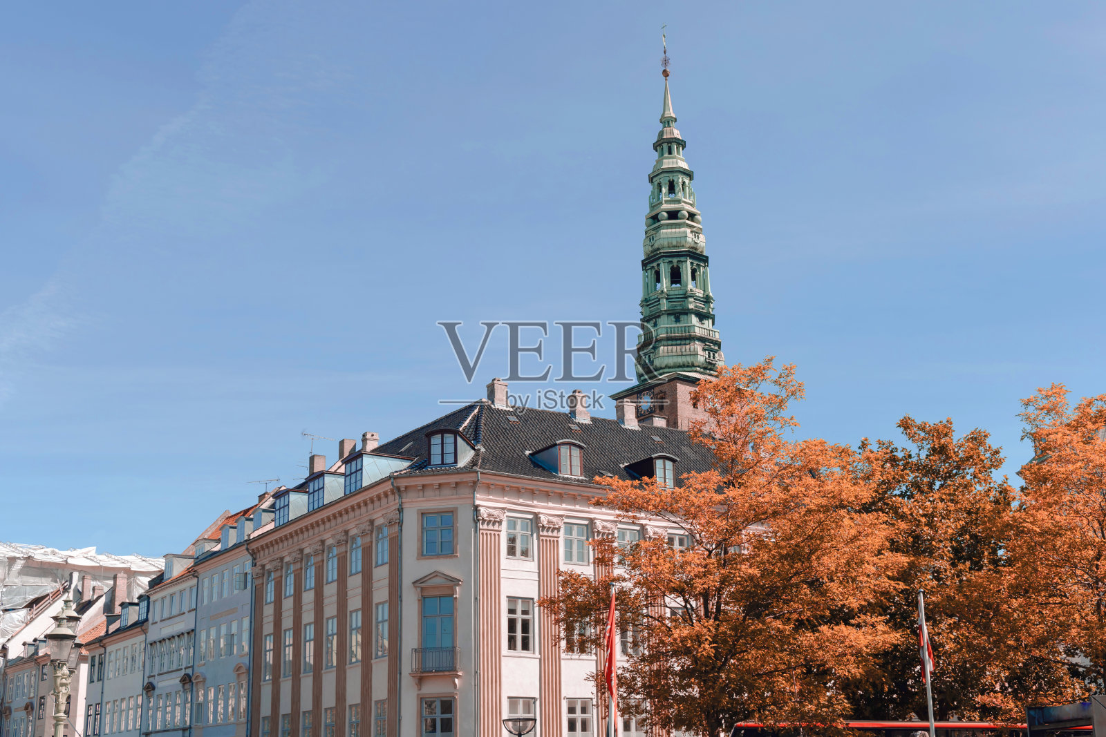 哥本哈根市中心有老房子和教堂照片摄影图片